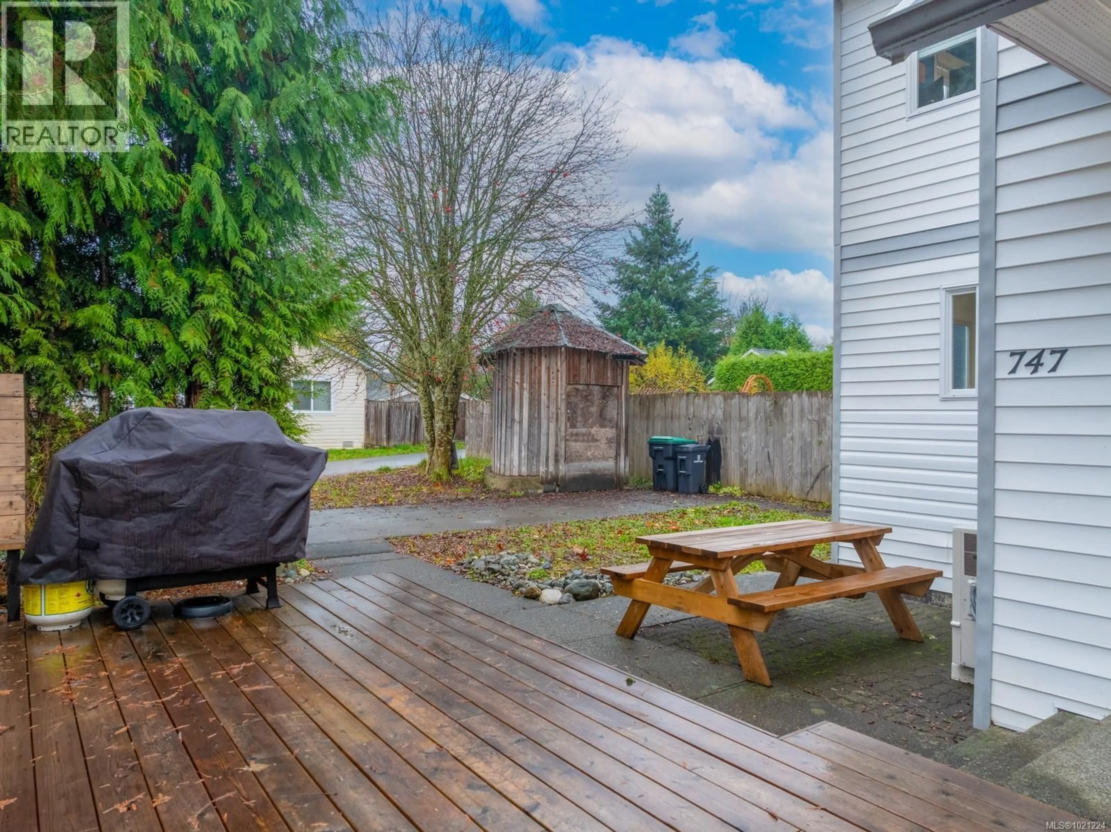 Patio, unknown for B - 747 STEWART AVENUE, Courtenay British Columbia V9N3H3