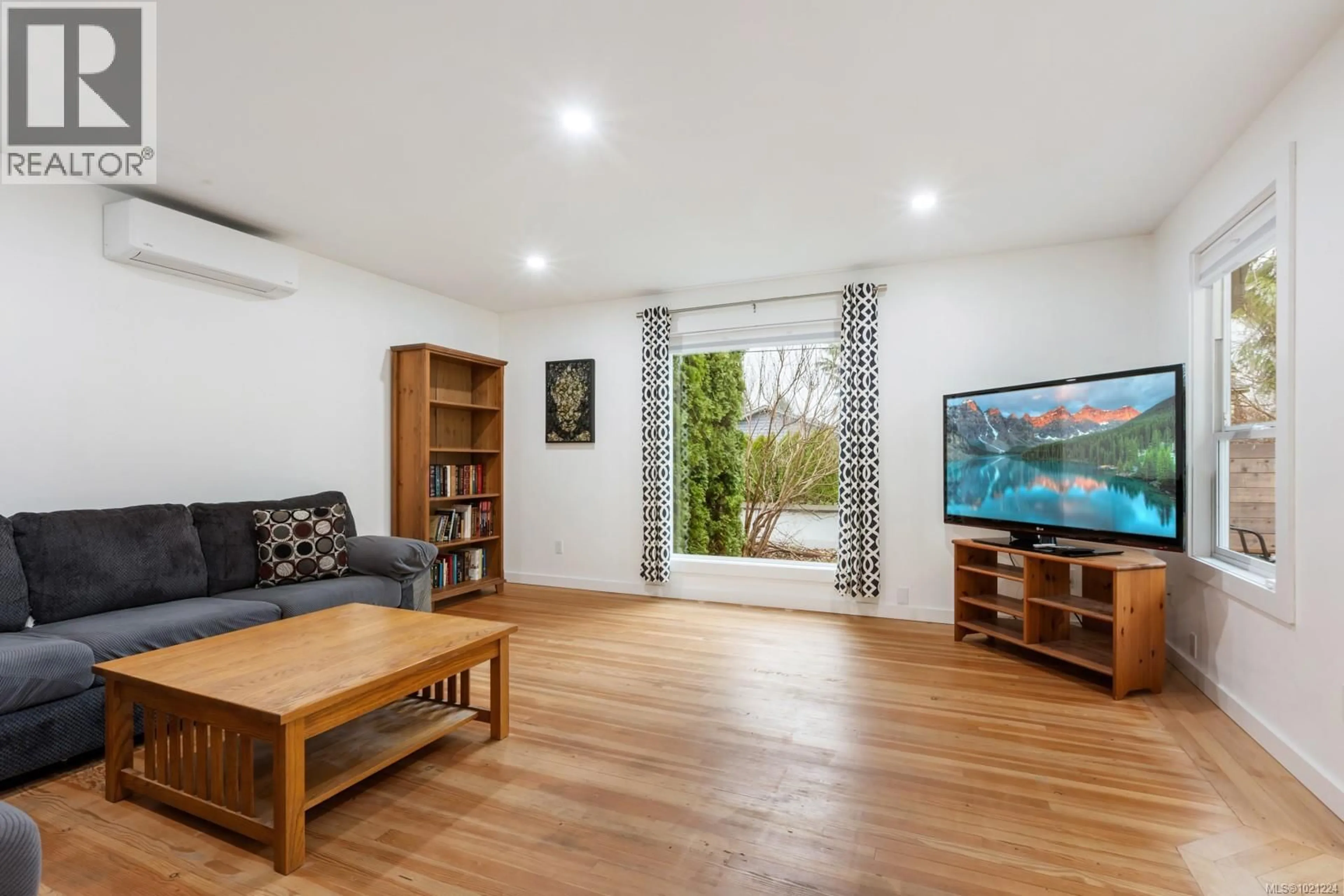 Living room with furniture, wood/laminate floor for B - 747 STEWART AVENUE, Courtenay British Columbia V9N3H3