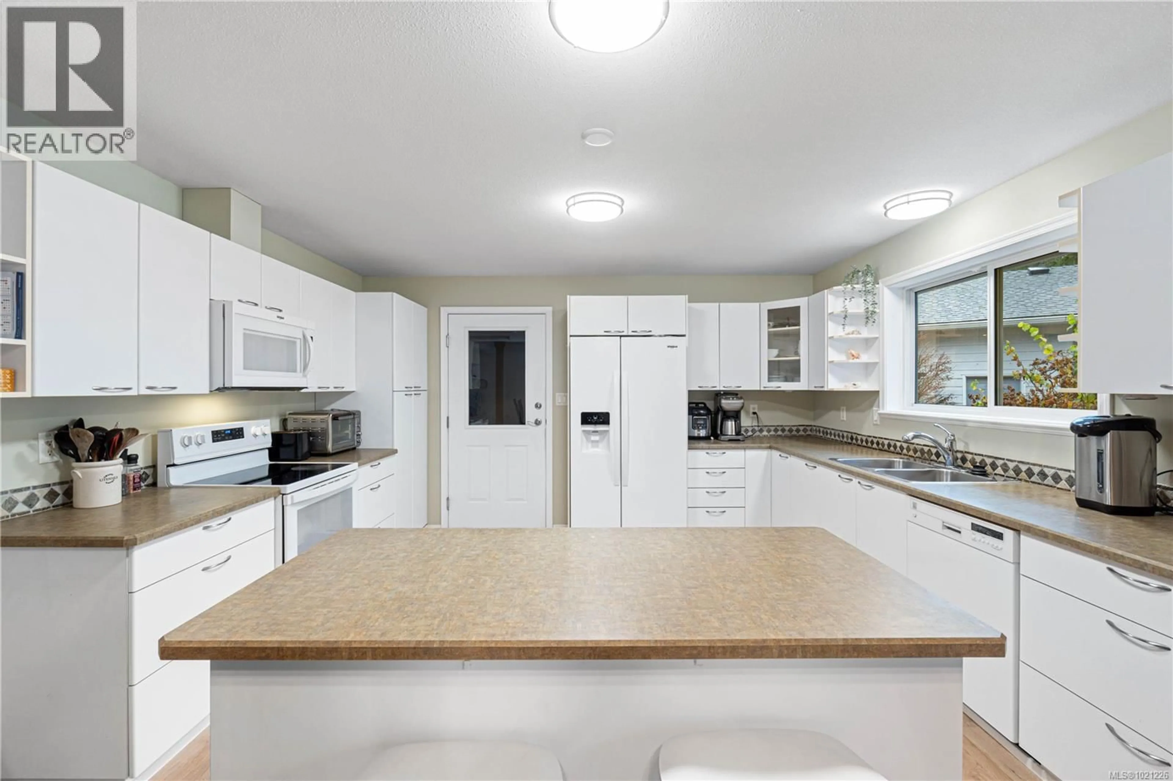Open concept kitchen, ceramic/tile floor for 1356 MEADOWOOD WAY, Qualicum Beach British Columbia V9K2S4