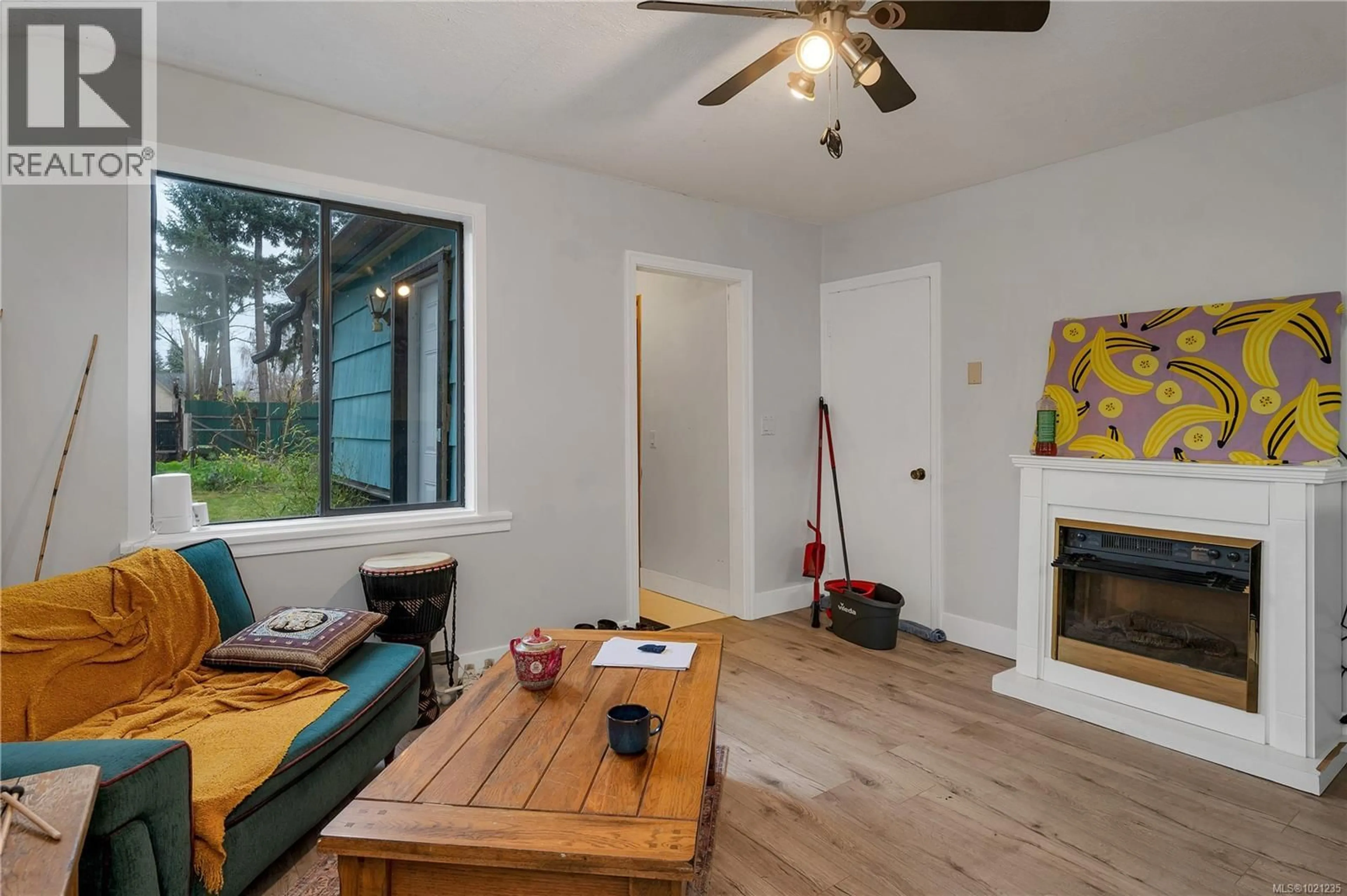 Living room with furniture, wood/laminate floor for 517 DOGWOOD STREET, Campbell River British Columbia V9W2Y4