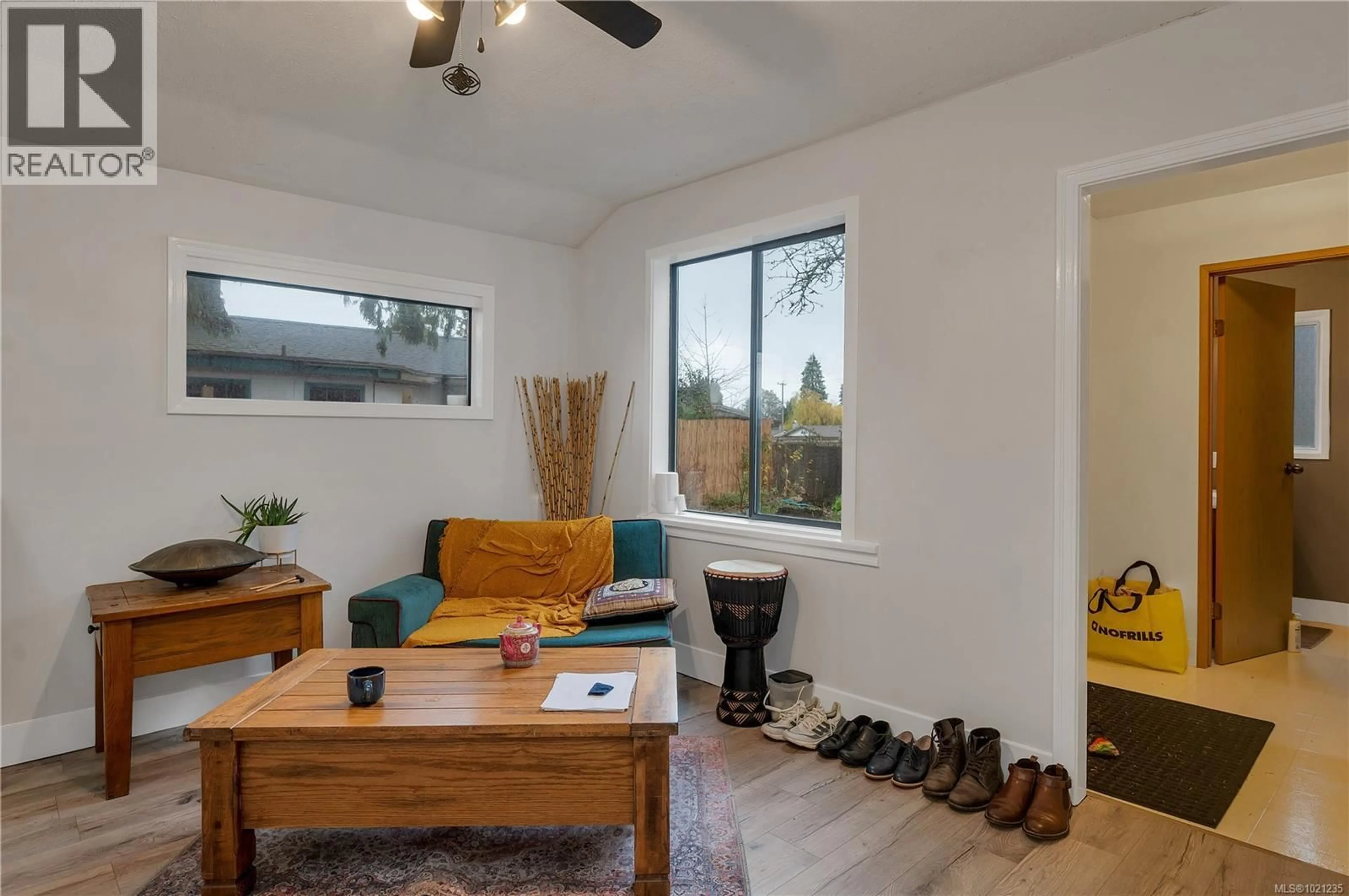 Living room with furniture, wood/laminate floor for 517 DOGWOOD STREET, Campbell River British Columbia V9W2Y4