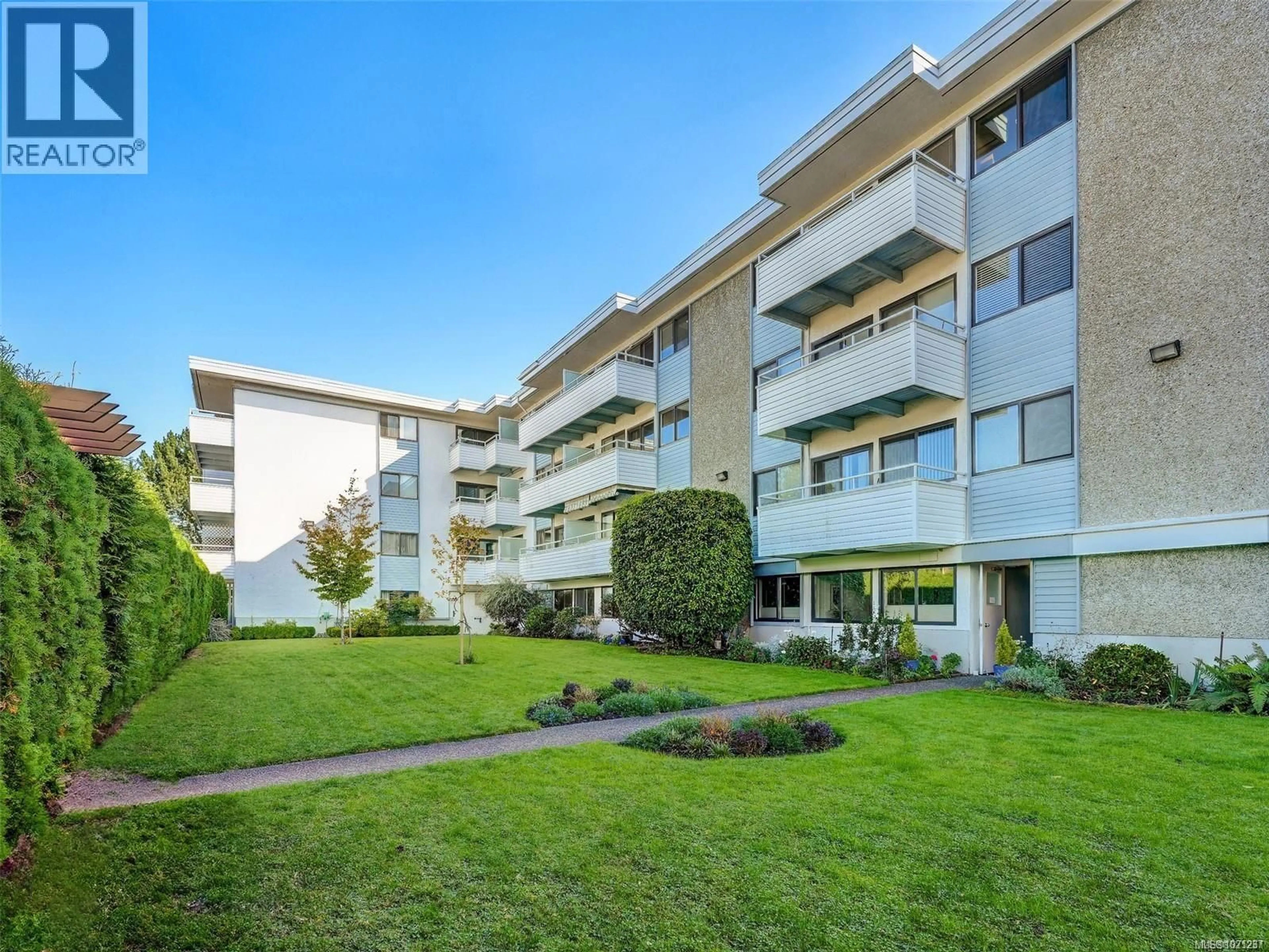 Patio, building for 114 - 2100 GRANITE STREET, Oak Bay British Columbia V8S3G7