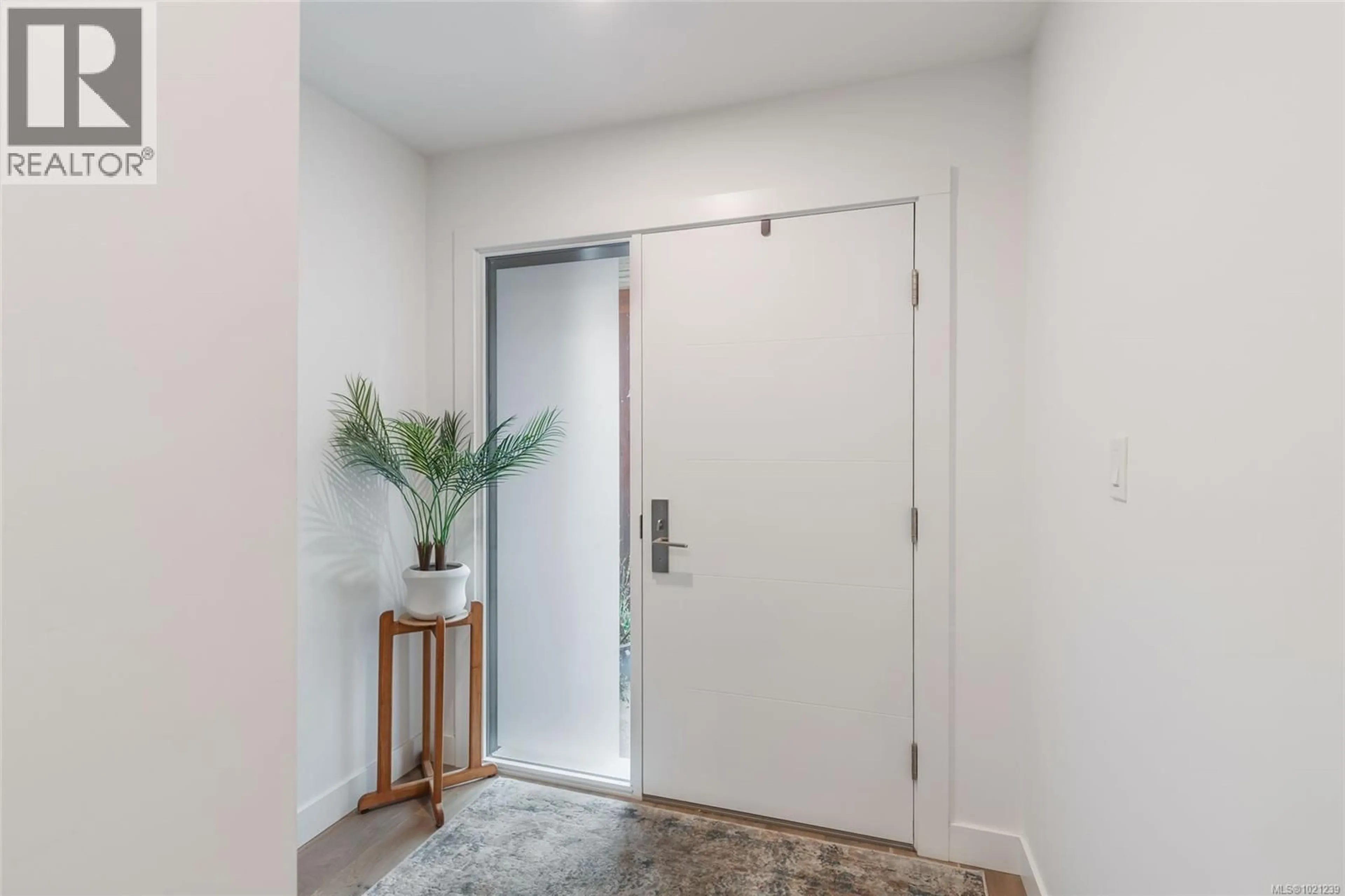 Indoor entryway for 8 - 180 FIRST AVENUE WEST, Qualicum Beach British Columbia V9K1H1