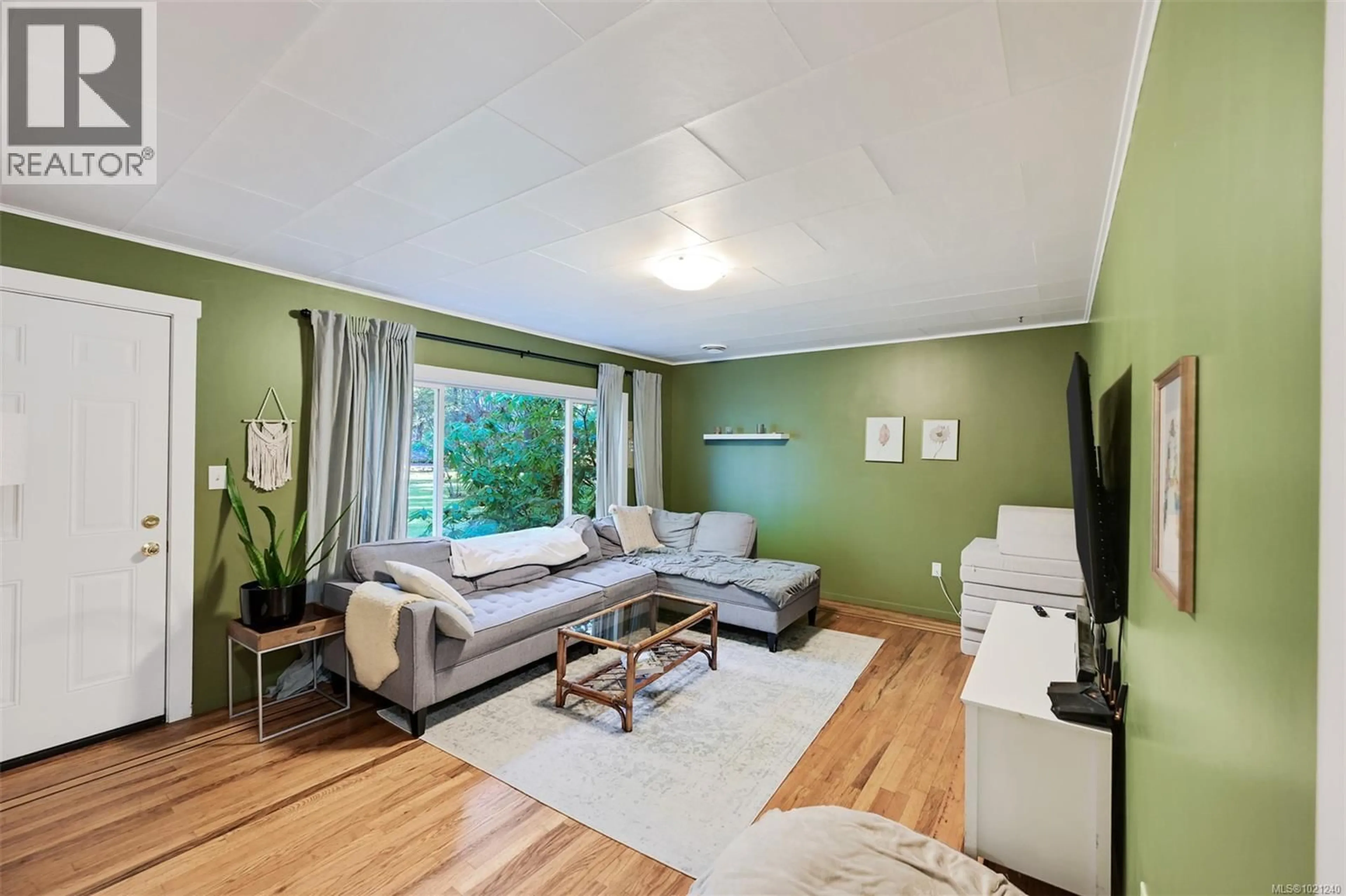 Living room with furniture, wood/laminate floor for 5742 MENZIES ROAD, Duncan British Columbia V9L6G7