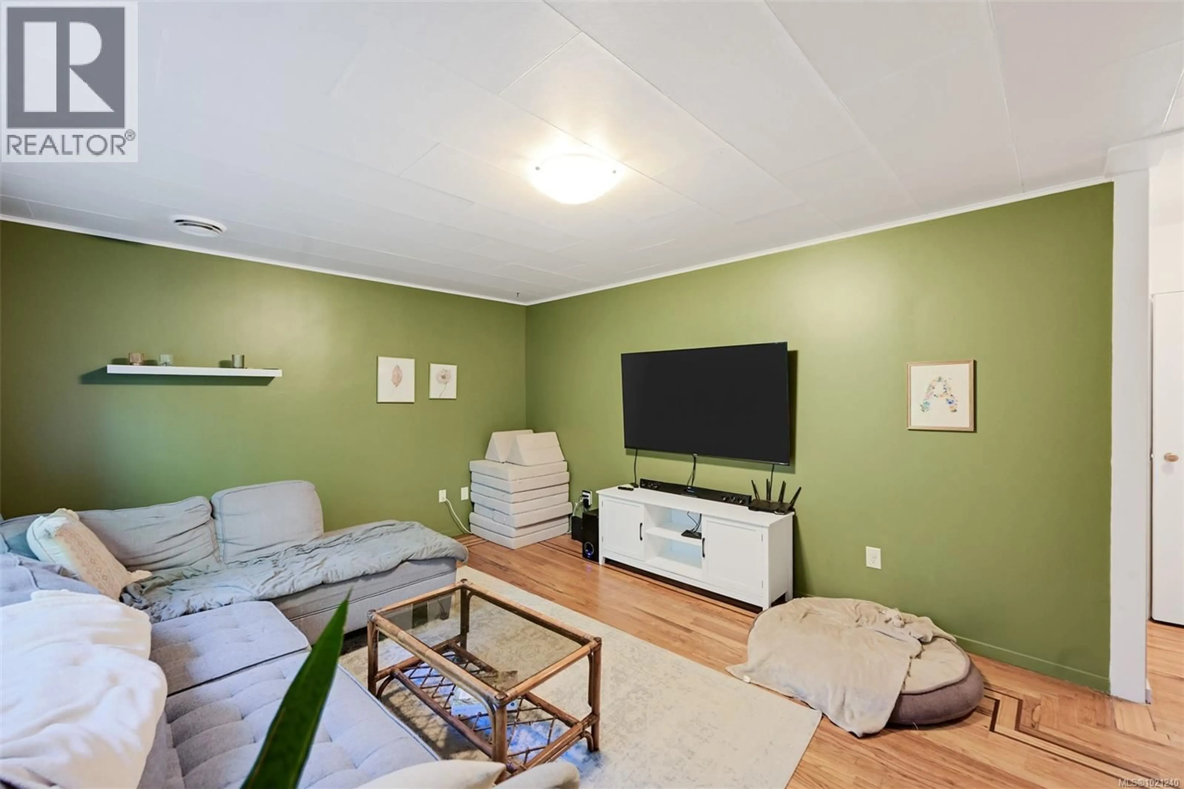 Living room with furniture, wood/laminate floor for 5742 MENZIES ROAD, Duncan British Columbia V9L6G7