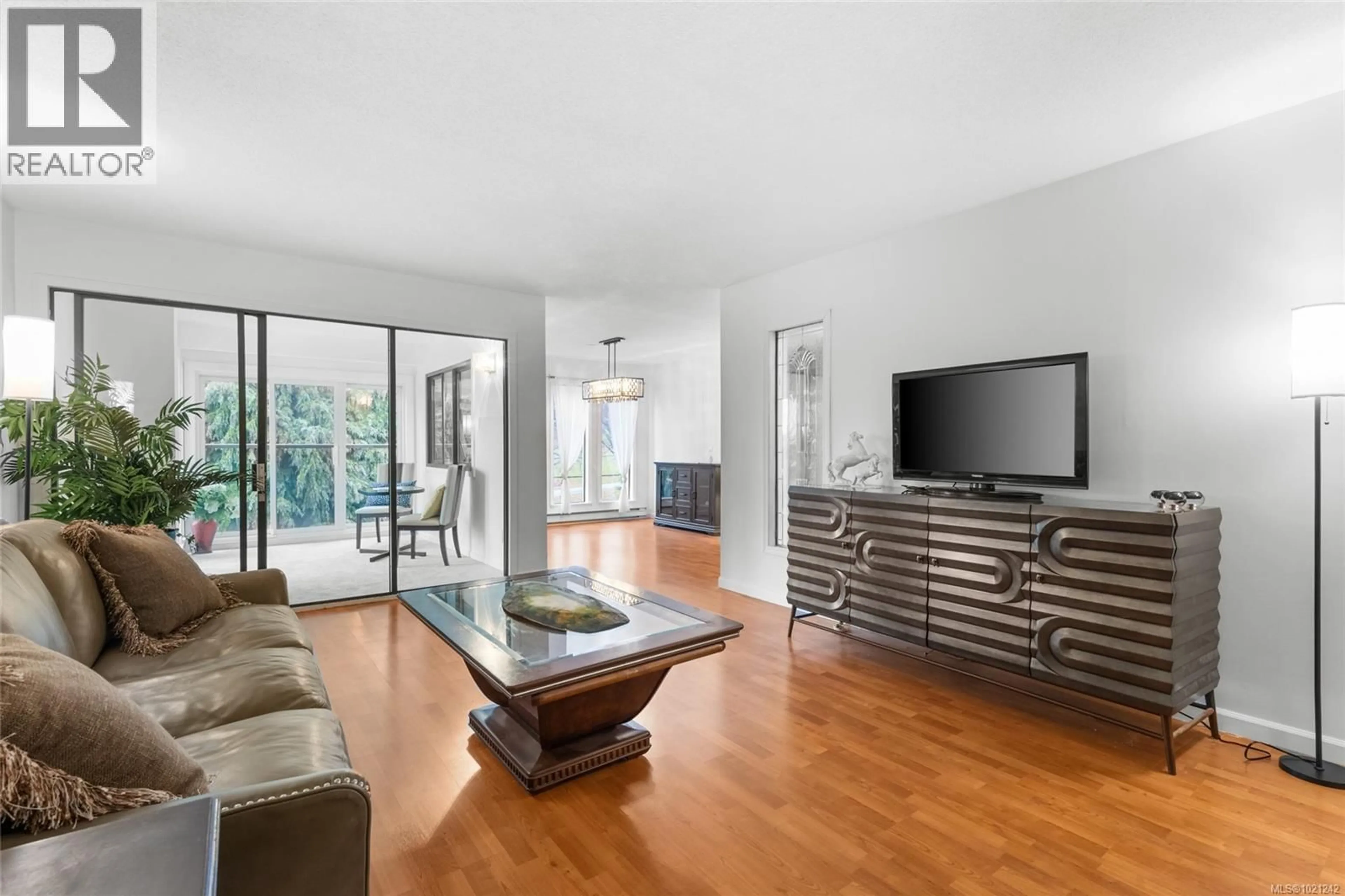 Living room with furniture, unknown for 405 - 1875 LANSDOWNE ROAD, Saanich British Columbia V8P1A9