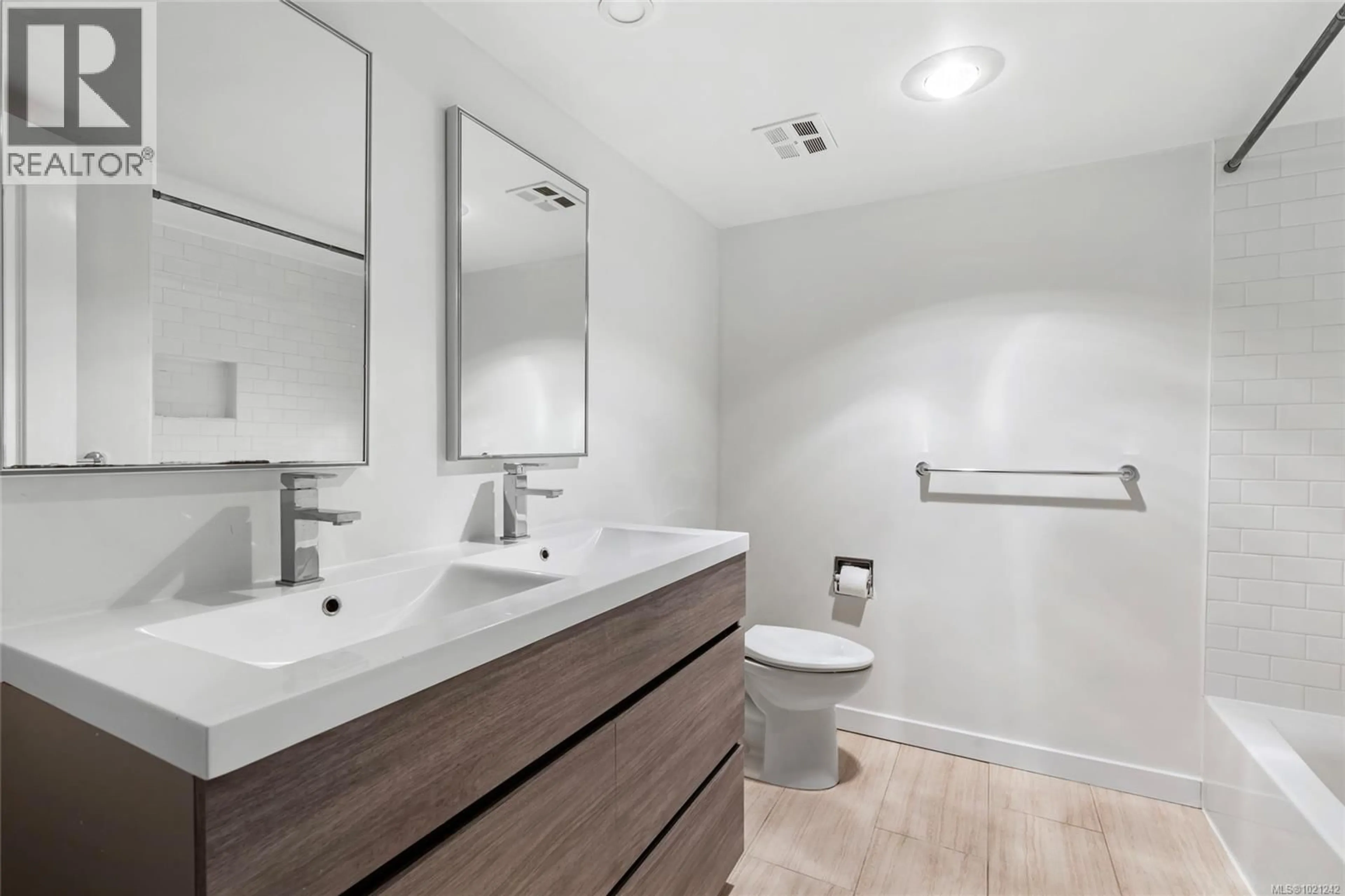 Standard bathroom, unknown for 405 - 1875 LANSDOWNE ROAD, Saanich British Columbia V8P1A9