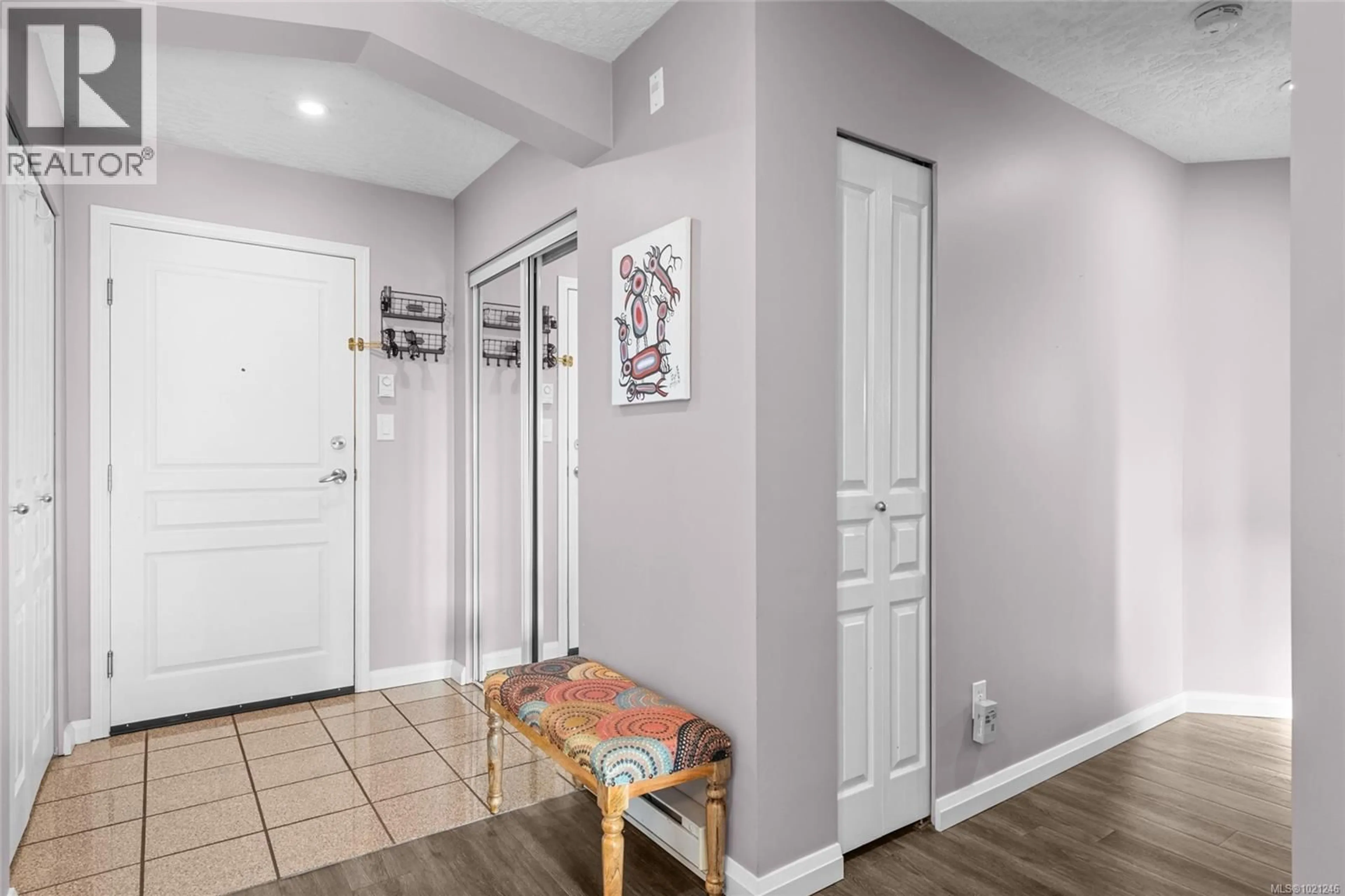 Indoor entryway for 404 - 935 JOHNSON STREET, Victoria British Columbia V8V3N5