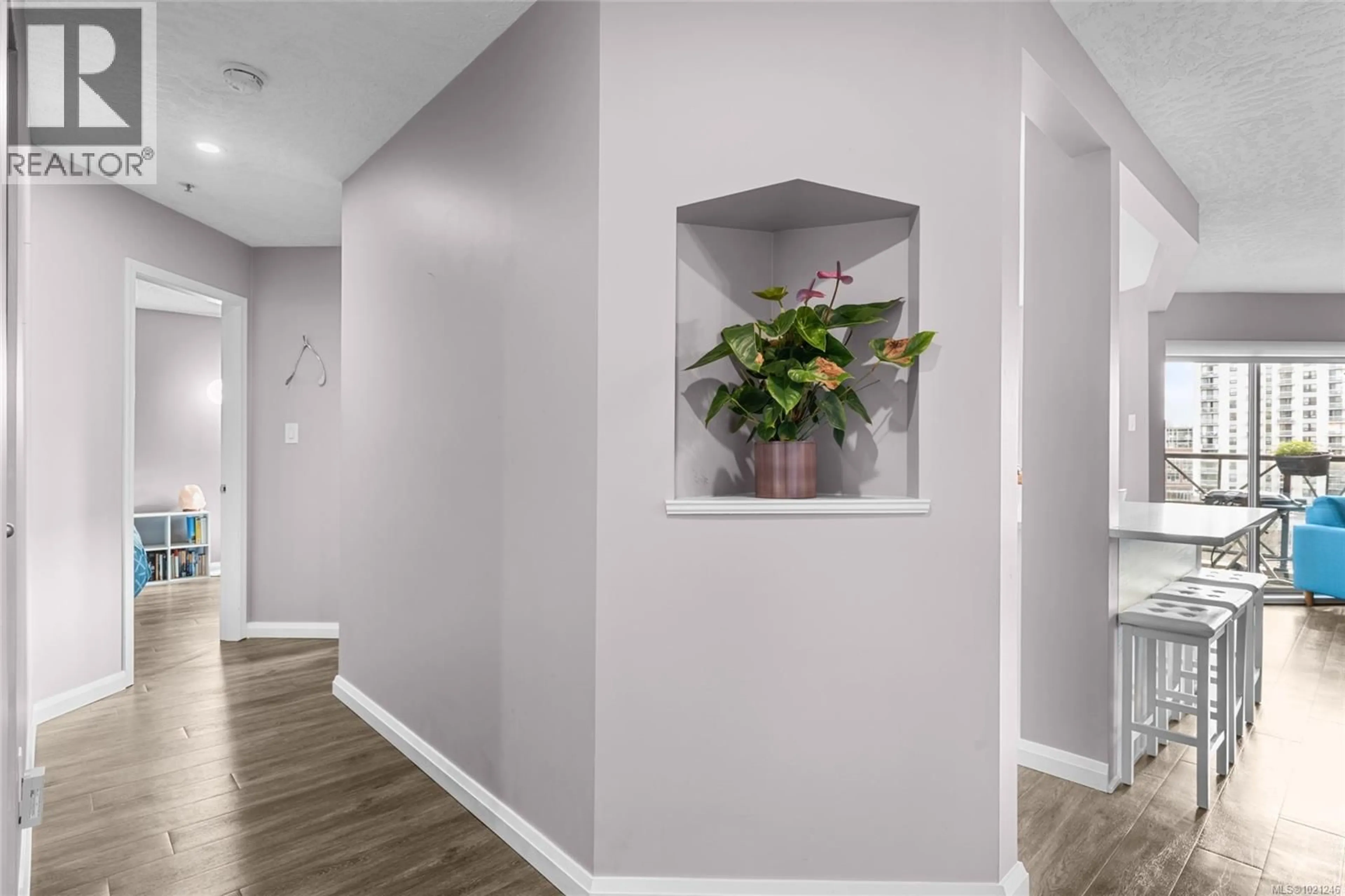 Indoor entryway for 404 - 935 JOHNSON STREET, Victoria British Columbia V8V3N5