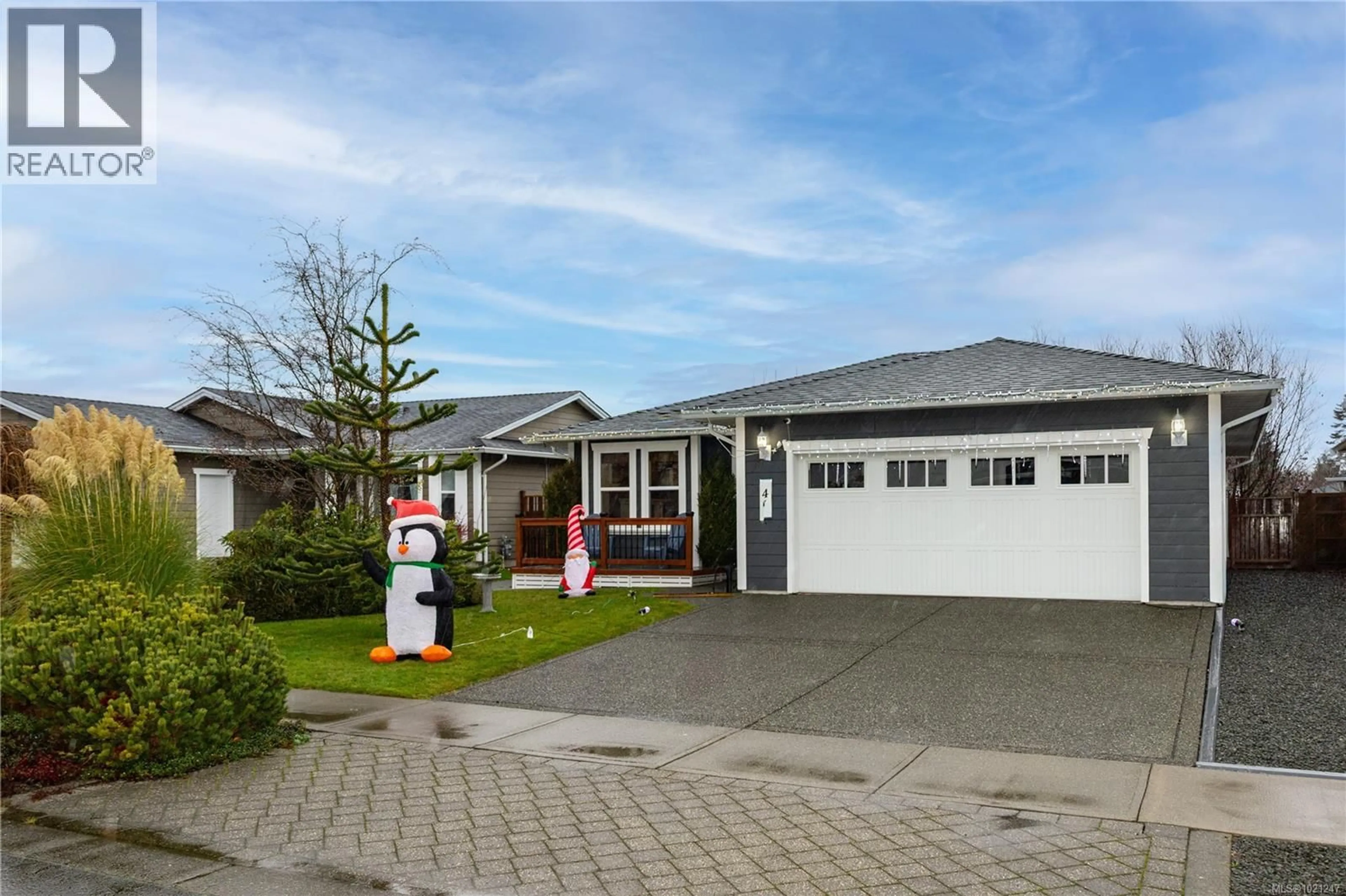 Home with vinyl exterior material, street for 40 CAROLINA DRIVE, Campbell River British Columbia V9H1W2
