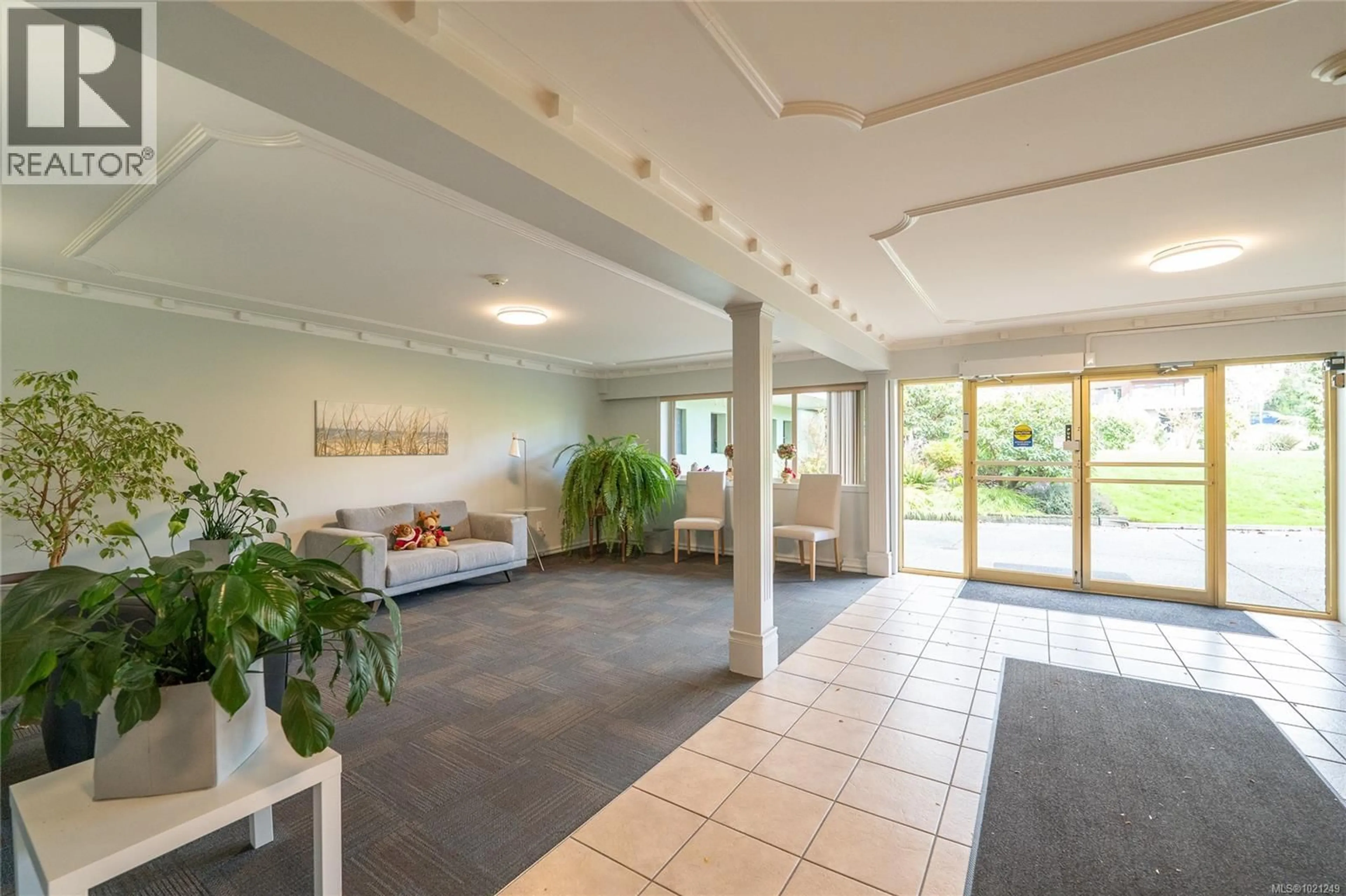 Indoor foyer for 218 - 1680 POPLAR AVENUE, Saanich British Columbia V8P4K7