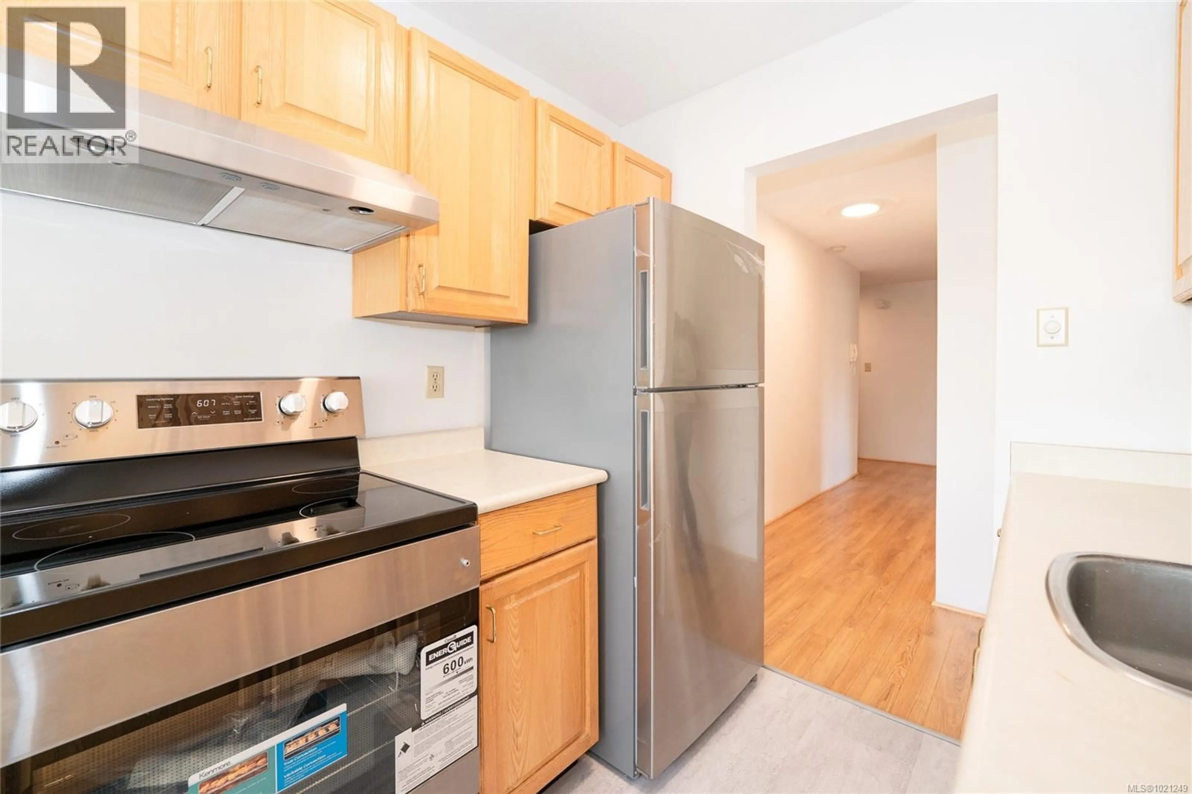 Standard kitchen, unknown for 218 - 1680 POPLAR AVENUE, Saanich British Columbia V8P4K7