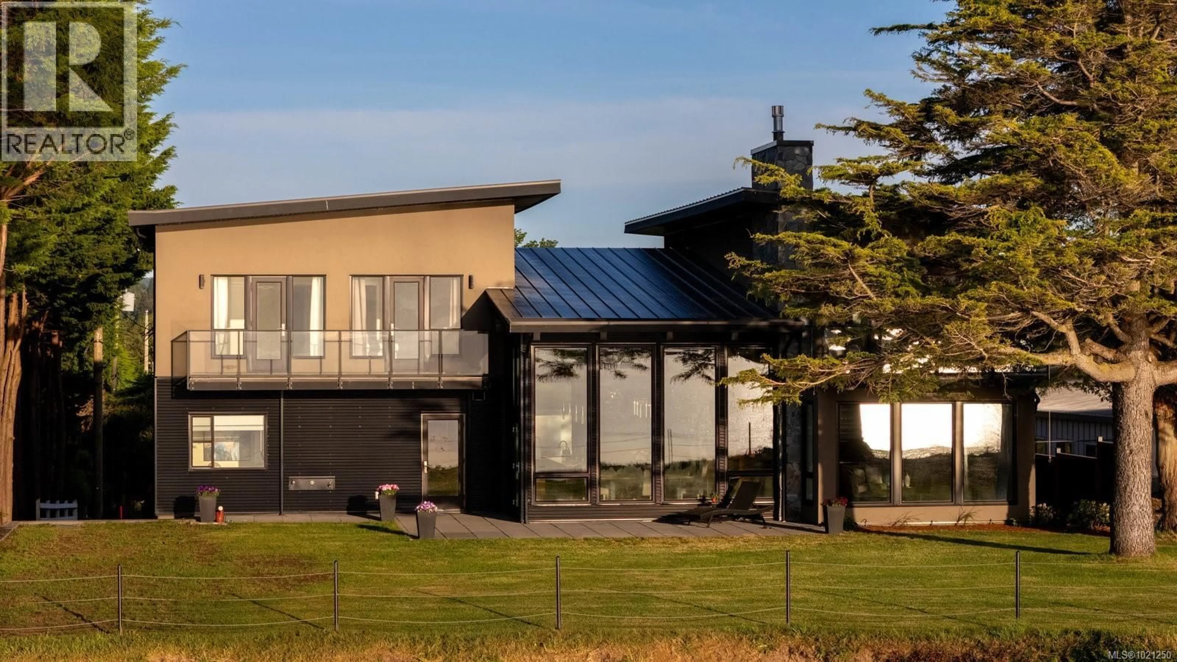 Home with vinyl exterior material, building for 3300 LIVESAY ROAD, Central Saanich British Columbia V8M1W7