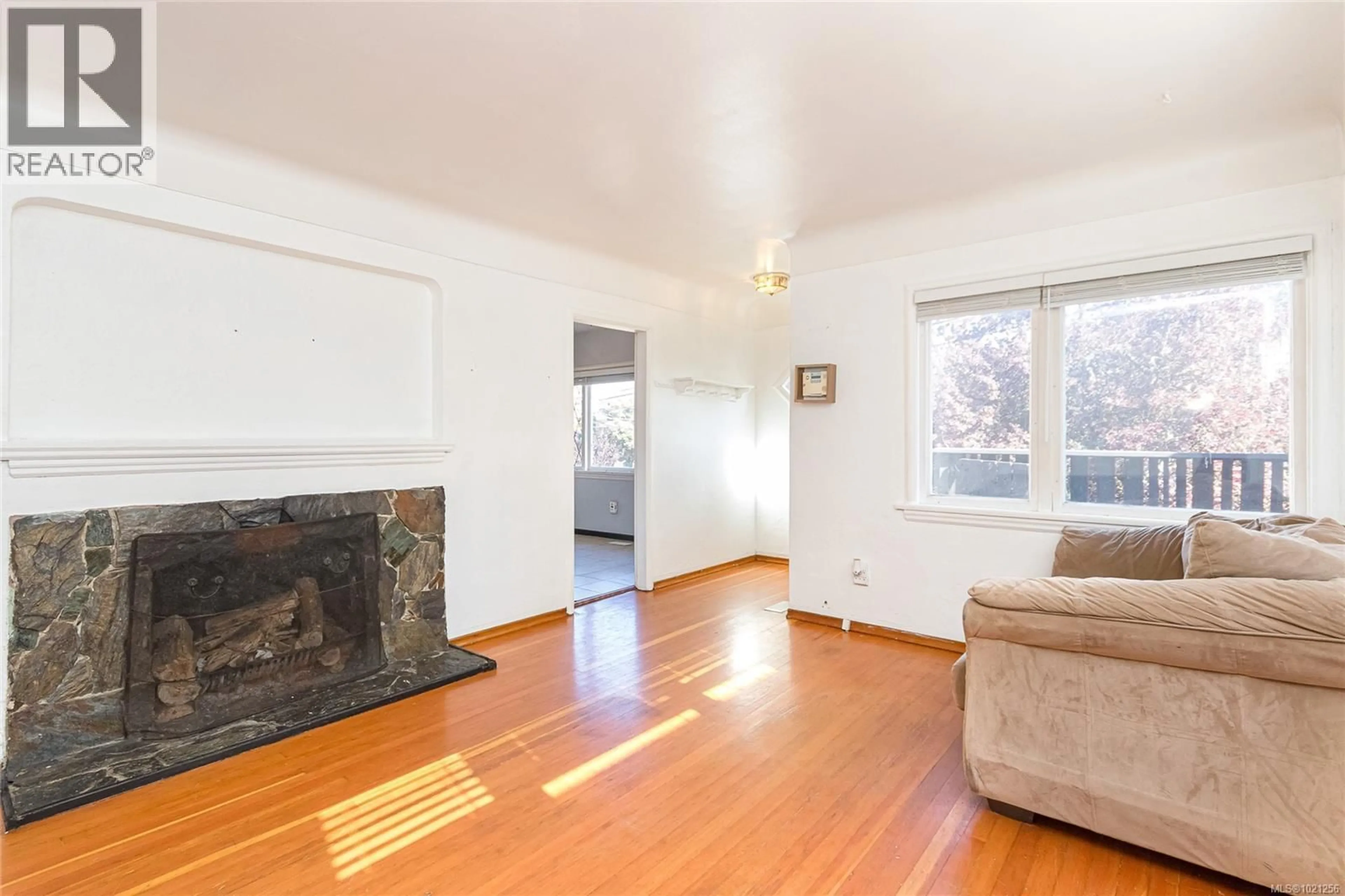 Living room with furniture, wood/laminate floor for 1645 HAULTAIN STREET, Victoria British Columbia V8R2K8