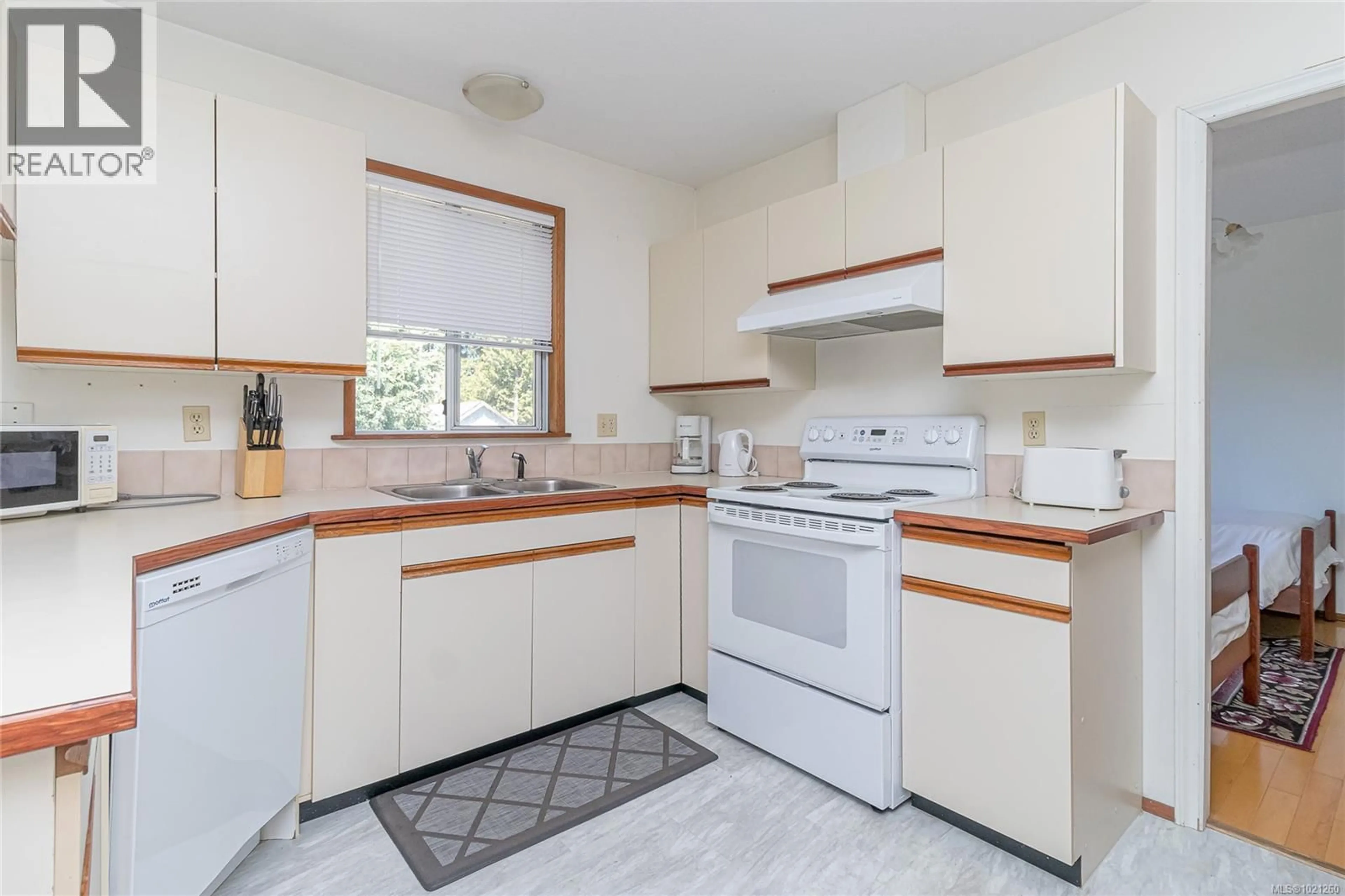 Standard kitchen, unknown for 9975 VICTORIA ROAD, Chemainus British Columbia V0R1K2