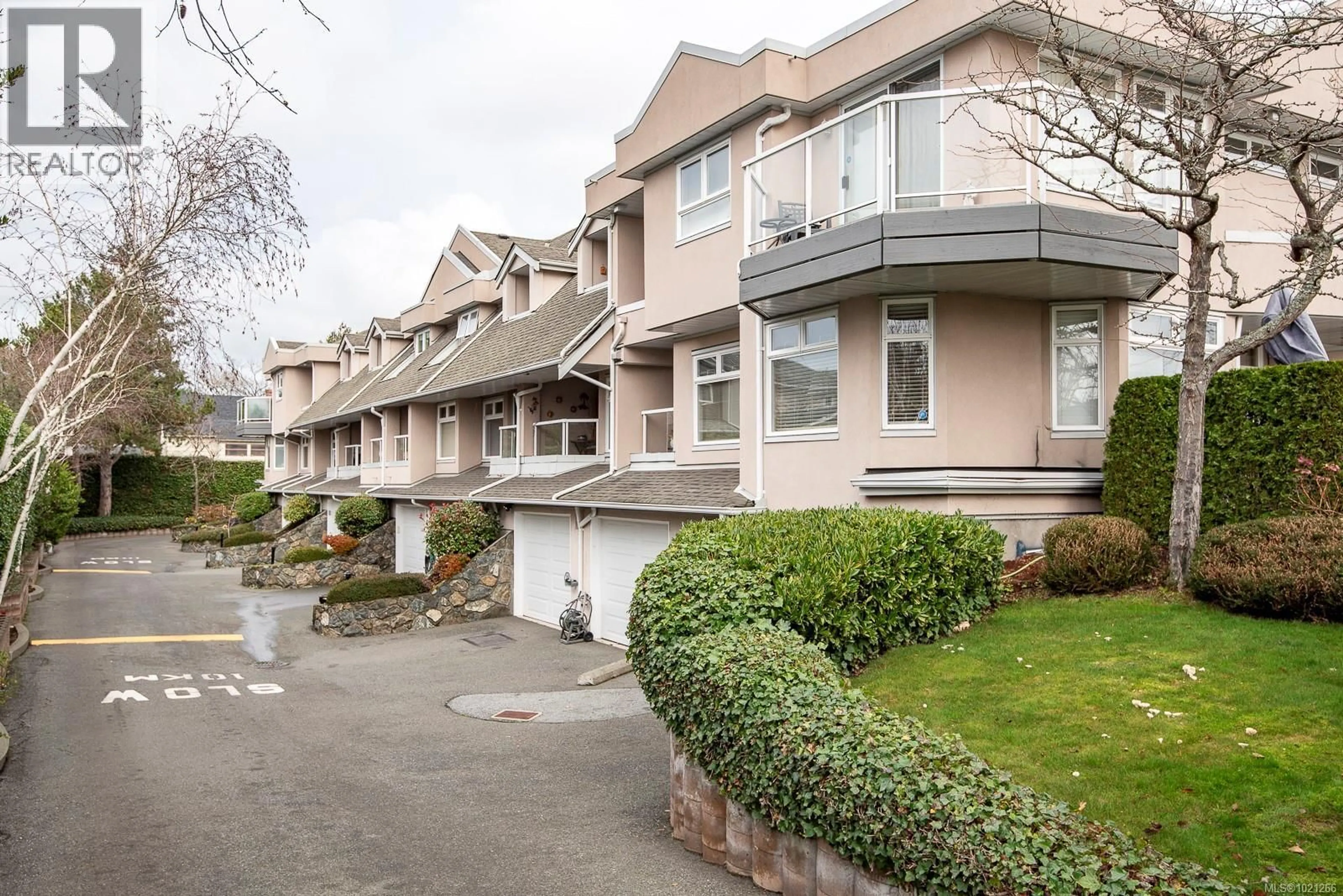 Patio, street for 7 - 478 CULDUTHEL ROAD, Saanich British Columbia V8Z1G1