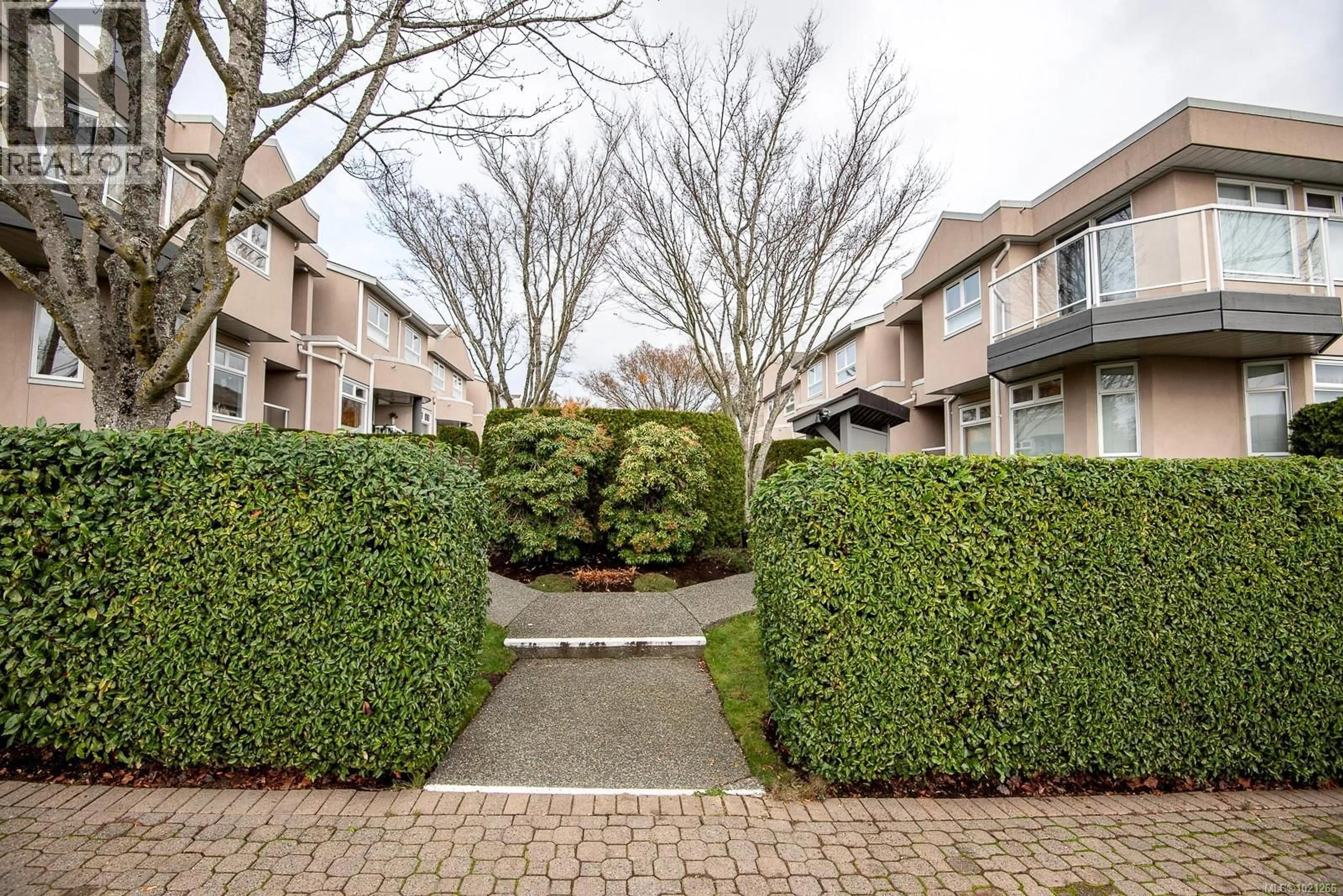 Patio, street for 7 - 478 CULDUTHEL ROAD, Saanich British Columbia V8Z1G1