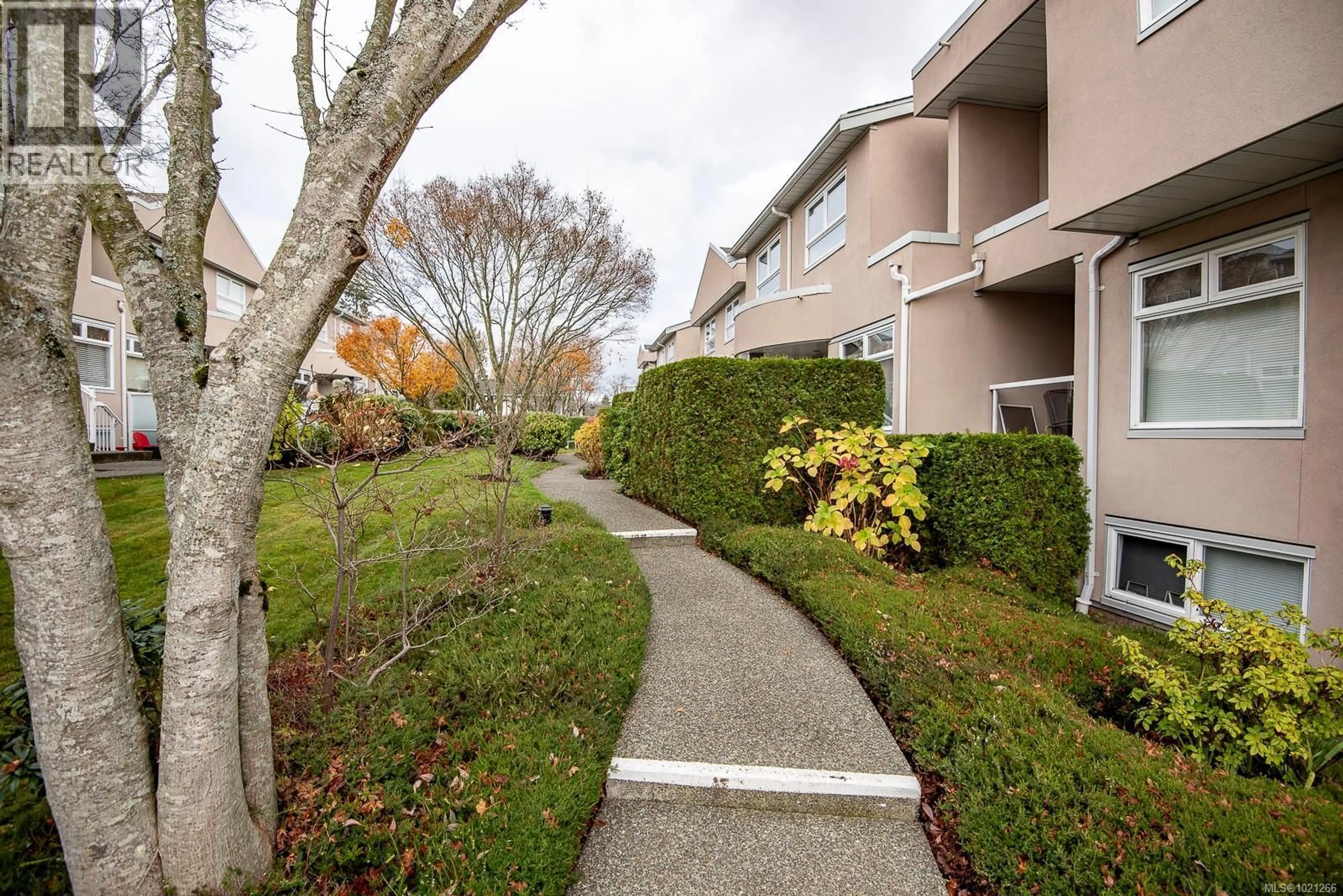 Patio, street for 7 - 478 CULDUTHEL ROAD, Saanich British Columbia V8Z1G1