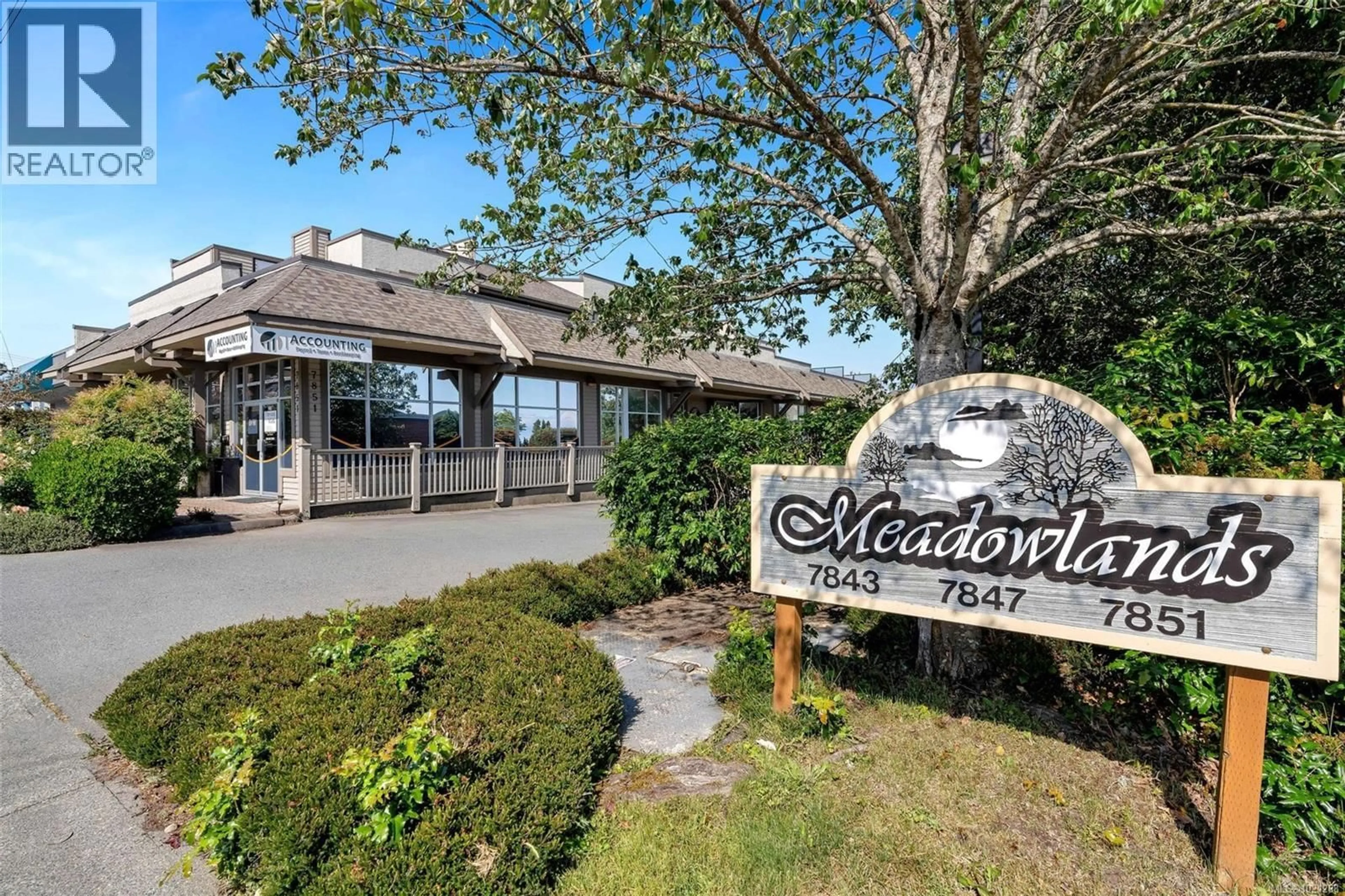 Indoor foyer for 10 - 7847 EAST SAANICH ROAD, Central Saanich British Columbia V8M2B4