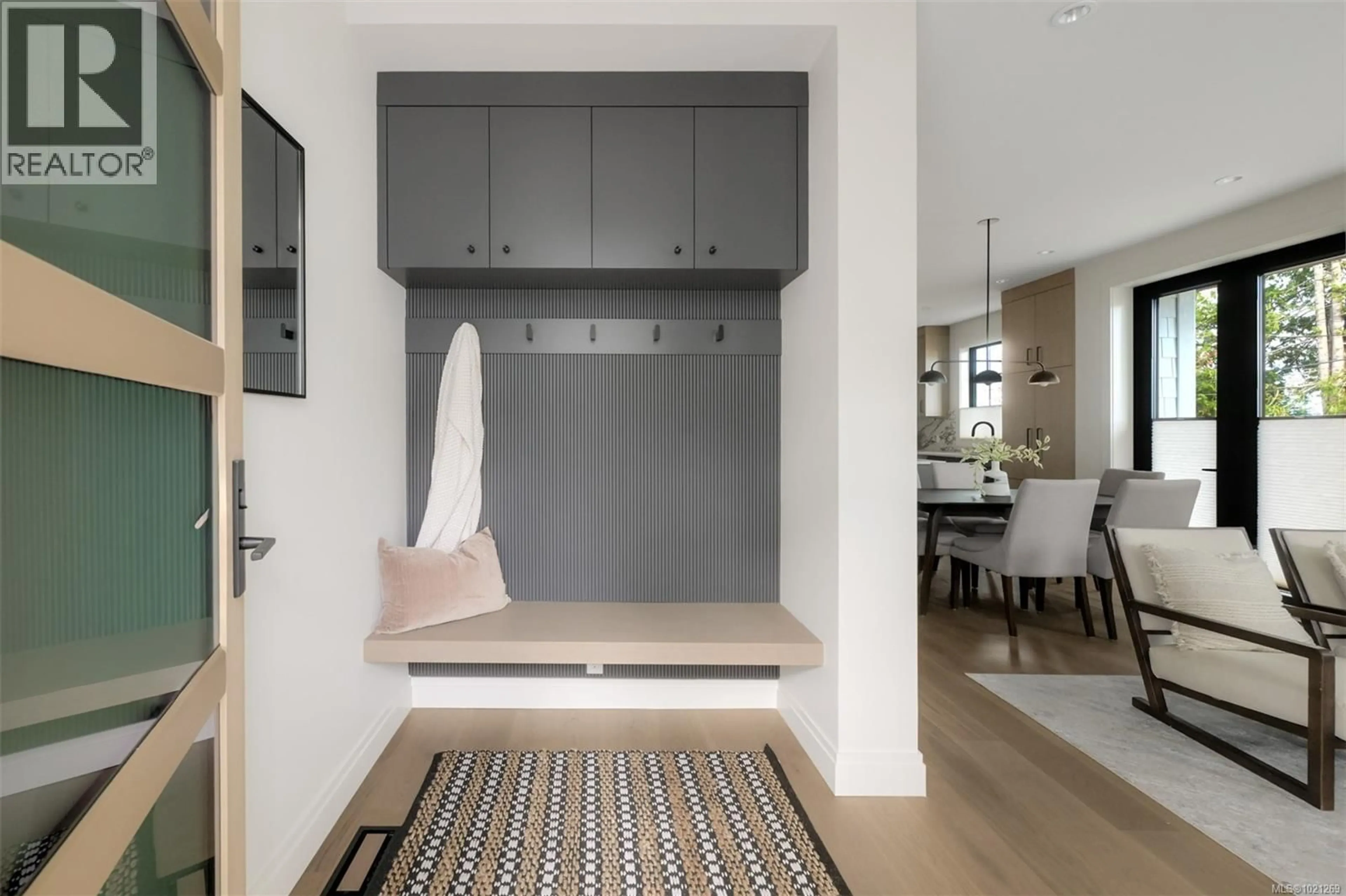 Indoor entryway for 2 - 5032 WESLEY ROAD, Saanich British Columbia V8Y1Z4