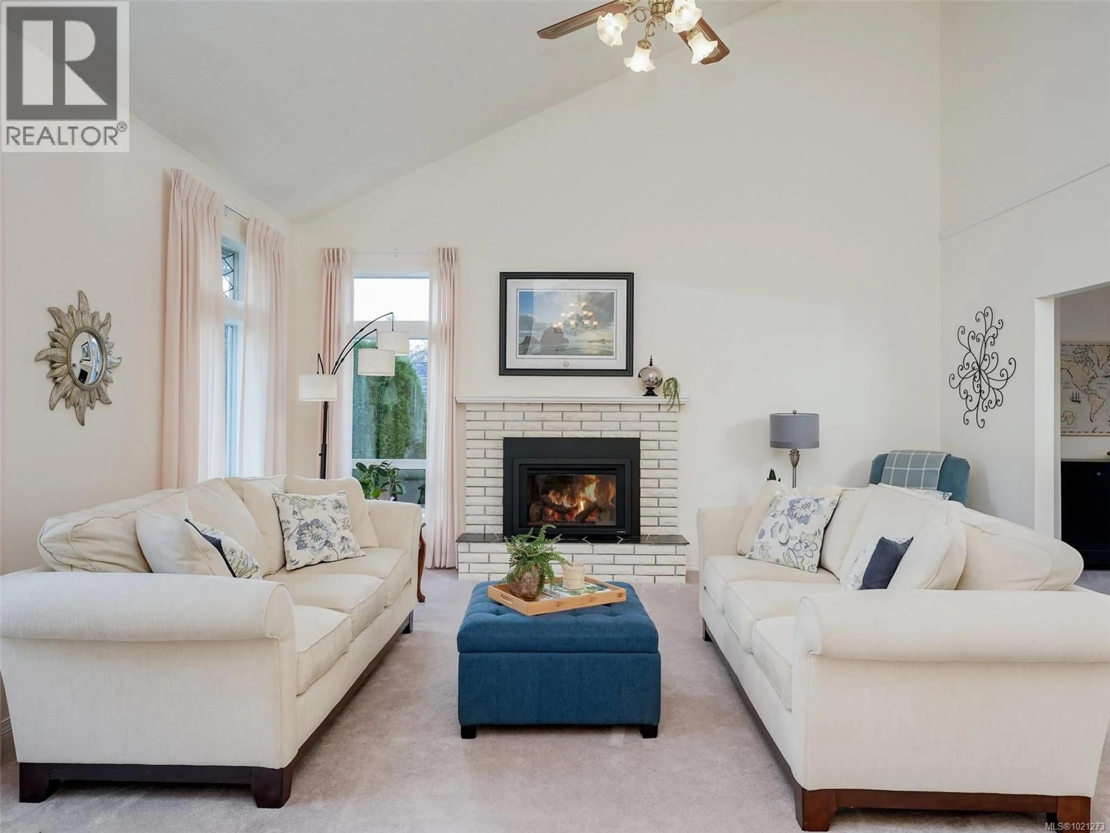 Living room with furniture, unknown for 4179 TUXEDO DRIVE, Saanich British Columbia V8X4T1