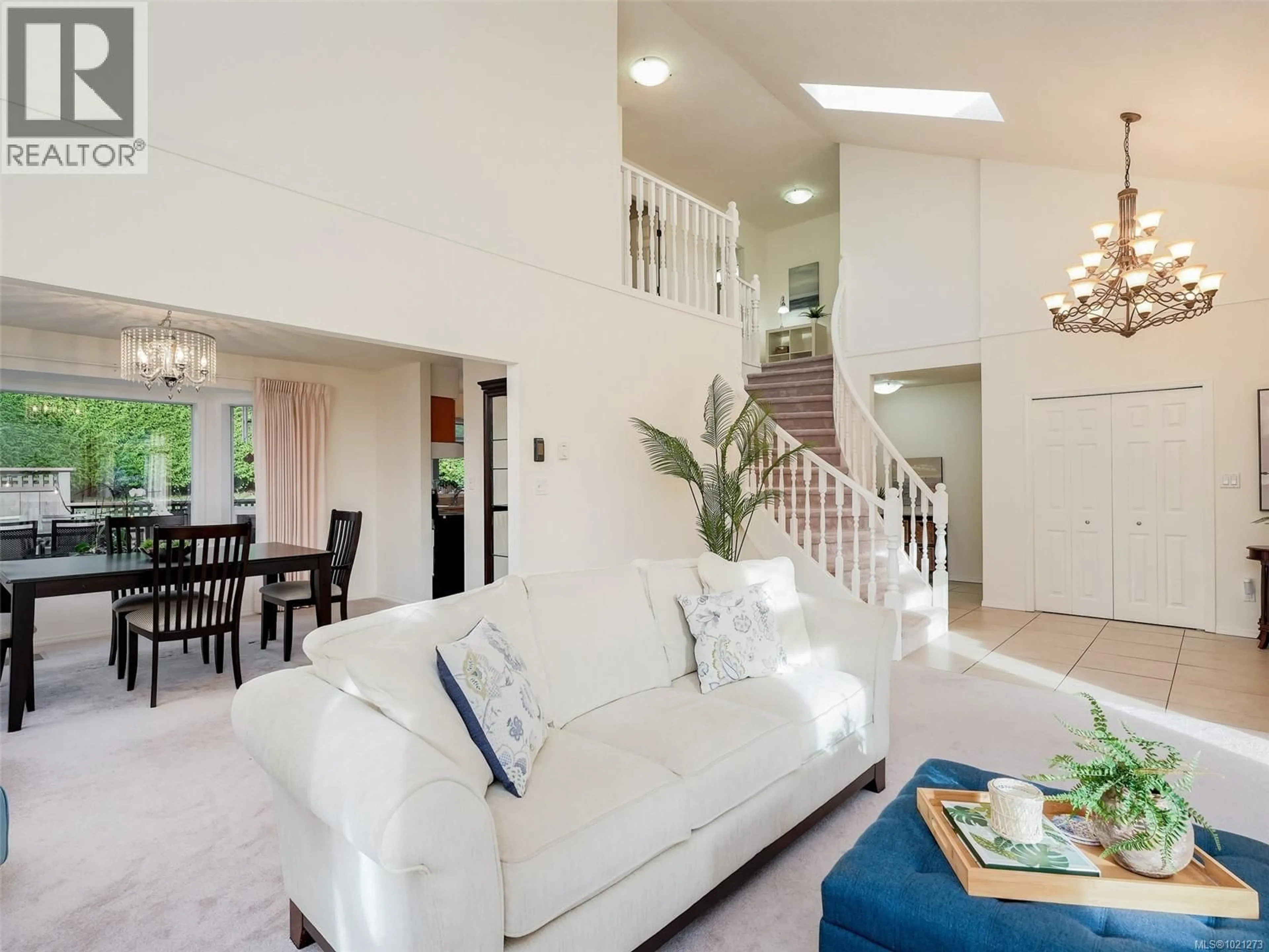 Living room with furniture, unknown for 4179 TUXEDO DRIVE, Saanich British Columbia V8X4T1