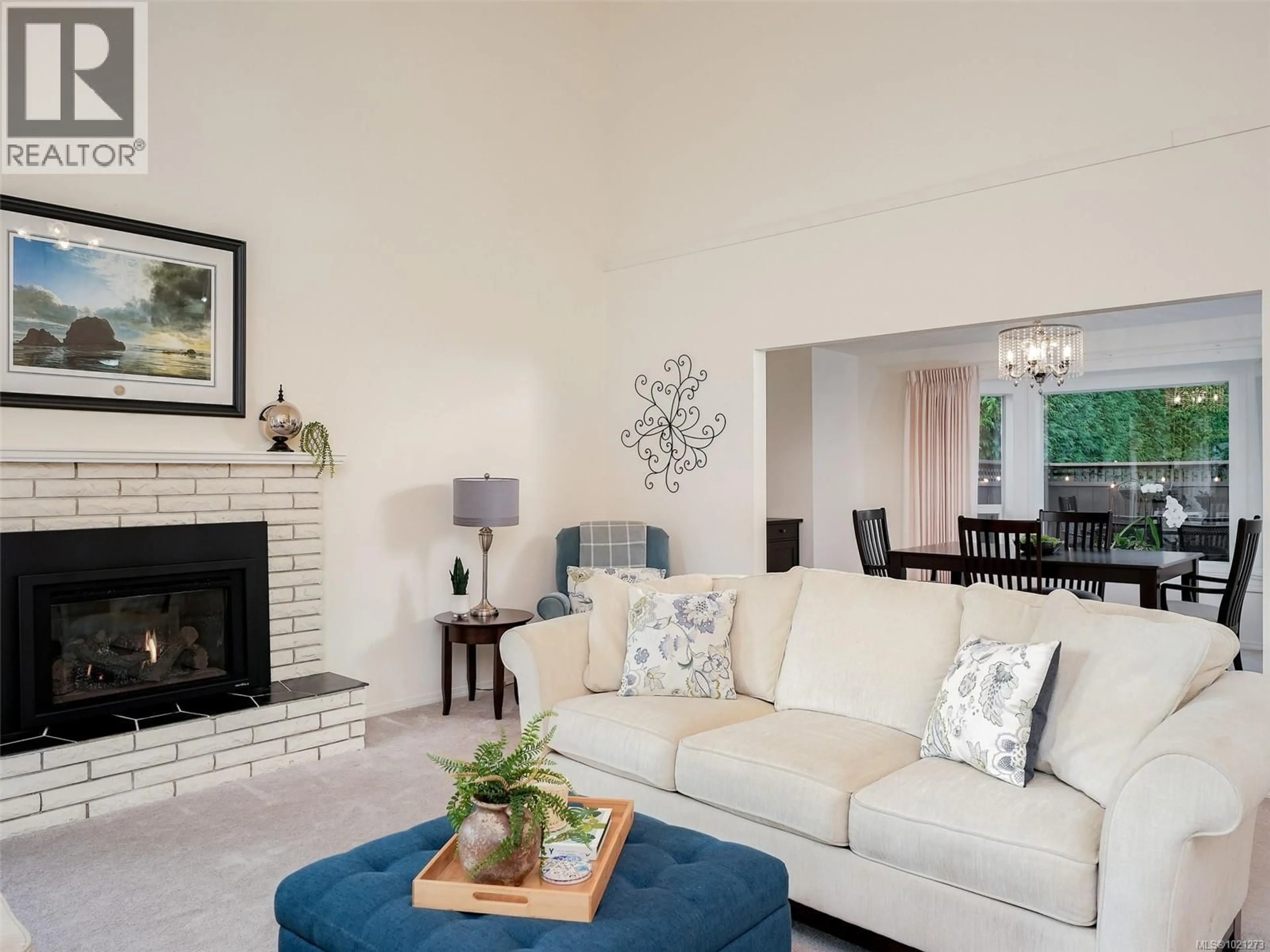 Living room with furniture, unknown for 4179 TUXEDO DRIVE, Saanich British Columbia V8X4T1