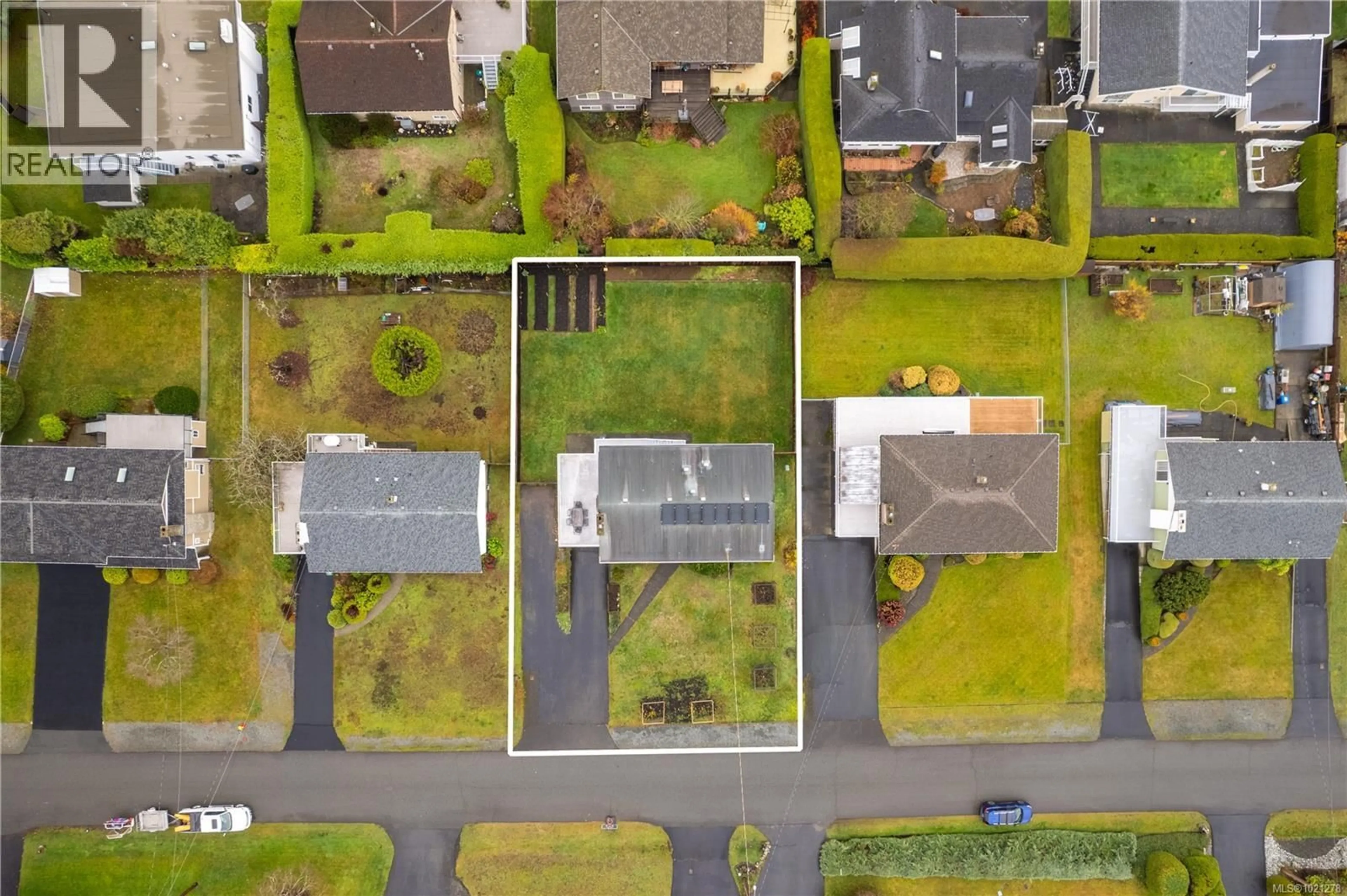 A pic from outside/outdoor area/front of a property/back of a property/a pic from drone, street for 2860 STAFFORDSHIRE TERRACE, Nanaimo British Columbia V9S3R1