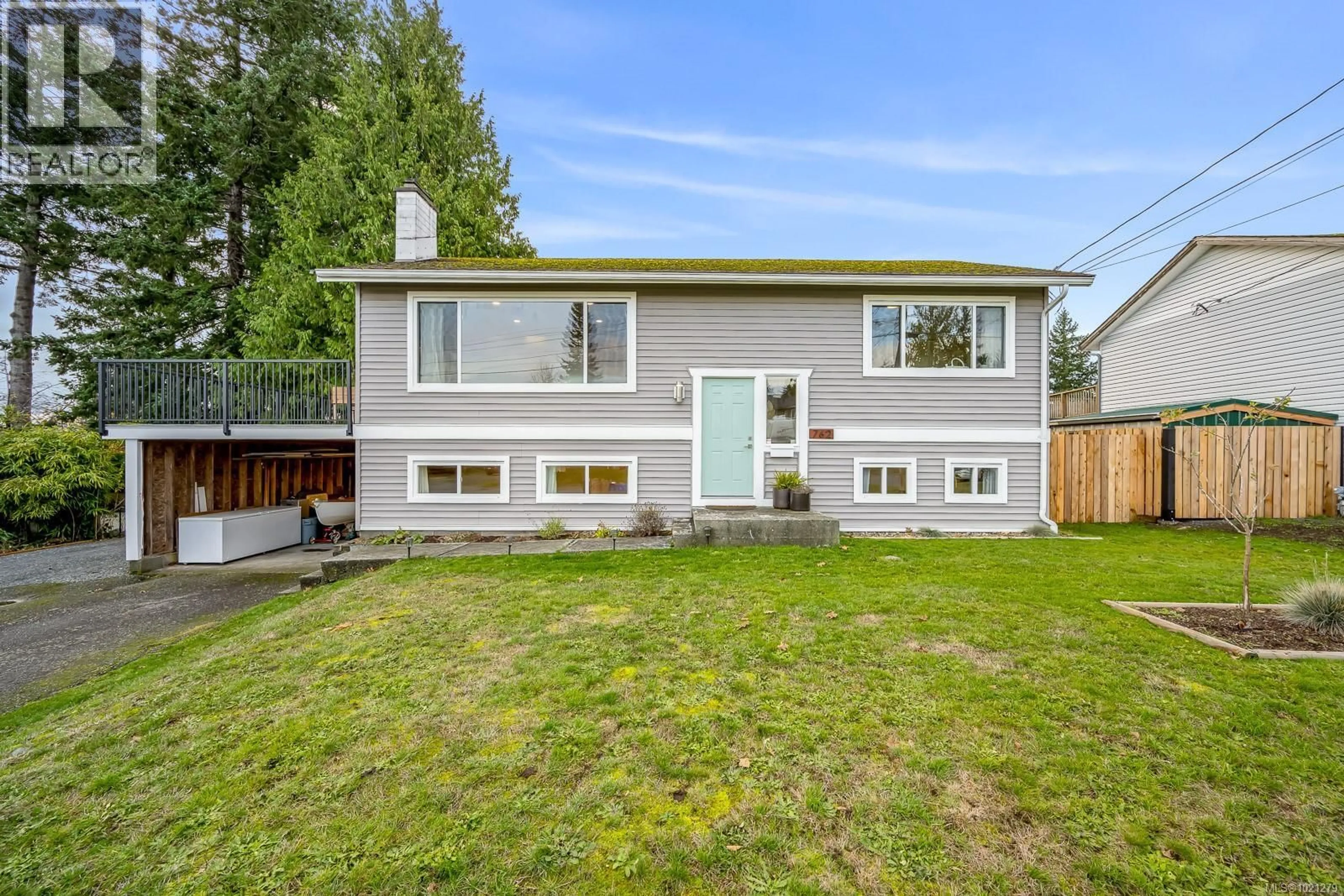 Home with vinyl exterior material, street for 762 MARINA BOULEVARD, Campbell River British Columbia V9W1X4