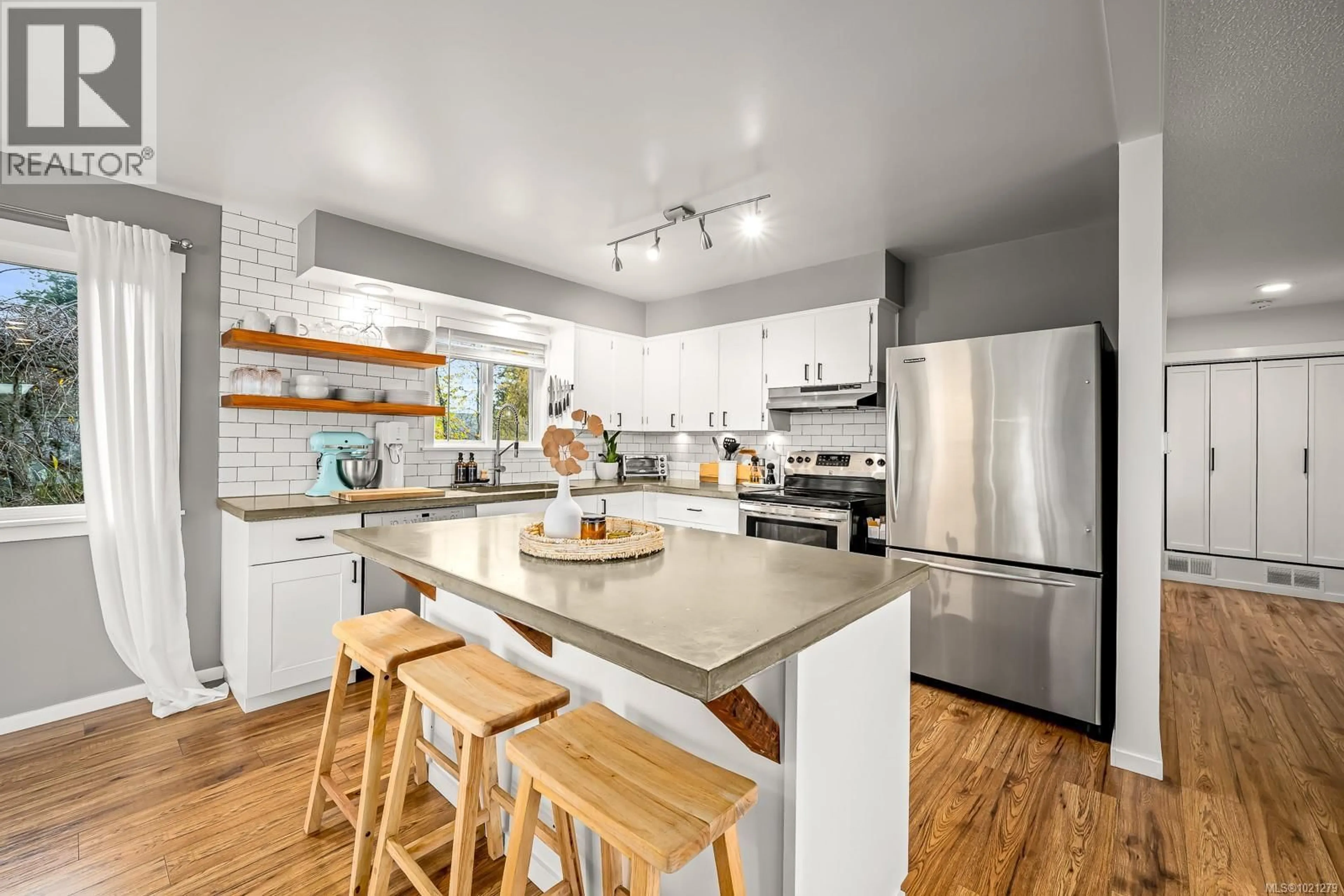 Open concept kitchen, unknown for 762 MARINA BOULEVARD, Campbell River British Columbia V9W1X4