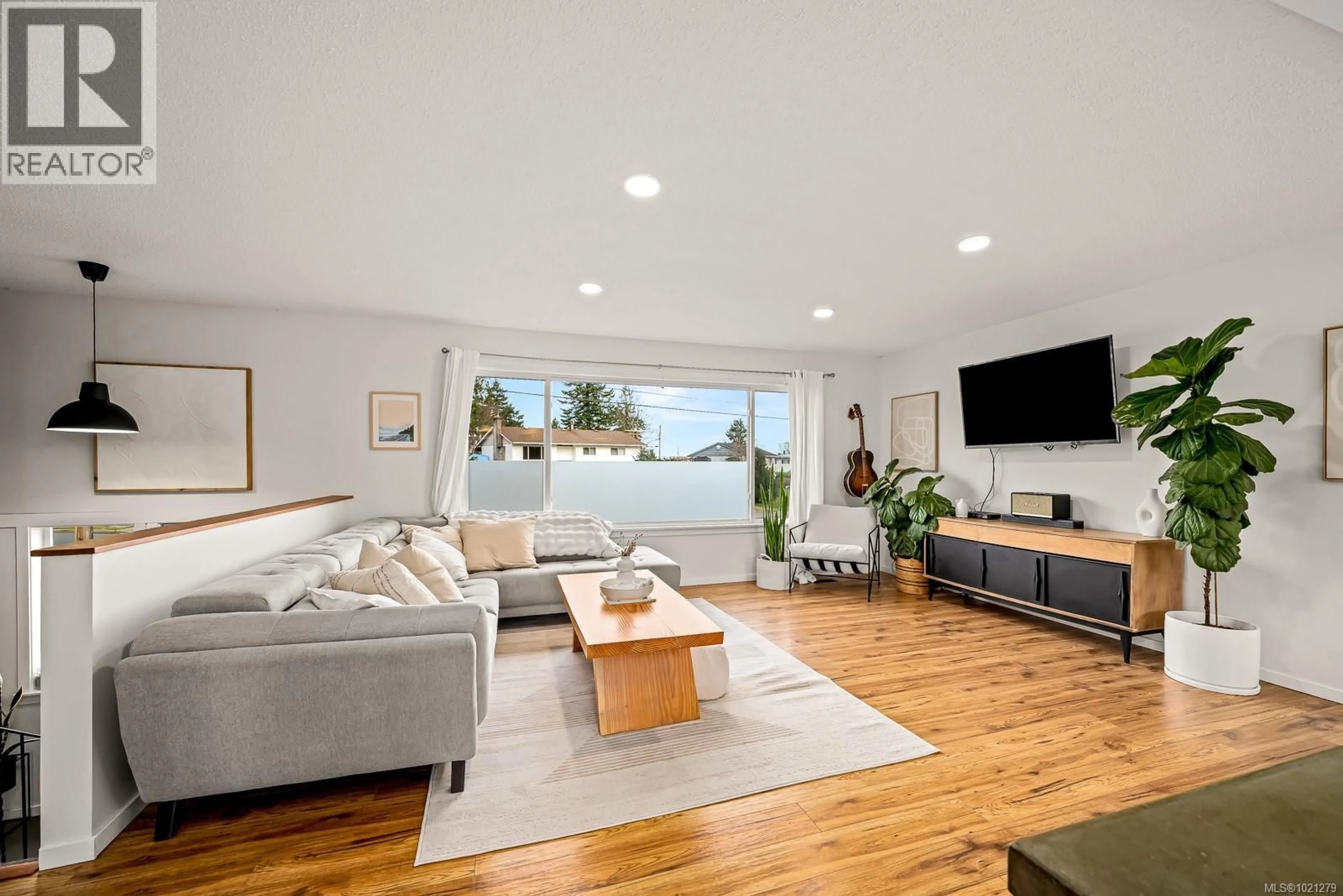 Living room with furniture, unknown for 762 MARINA BOULEVARD, Campbell River British Columbia V9W1X4