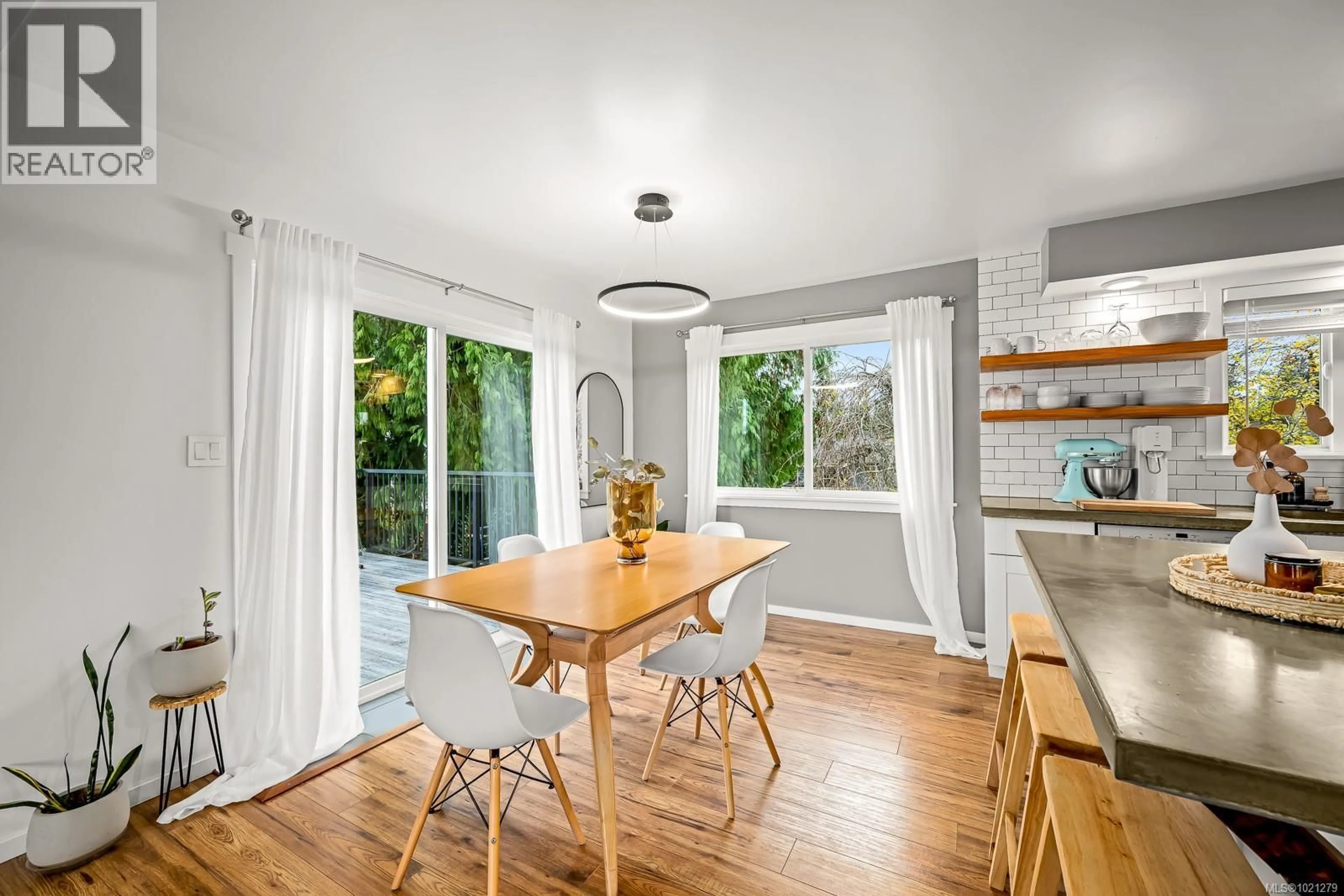 Open concept kitchen, wood/laminate floor for 762 MARINA BOULEVARD, Campbell River British Columbia V9W1X4