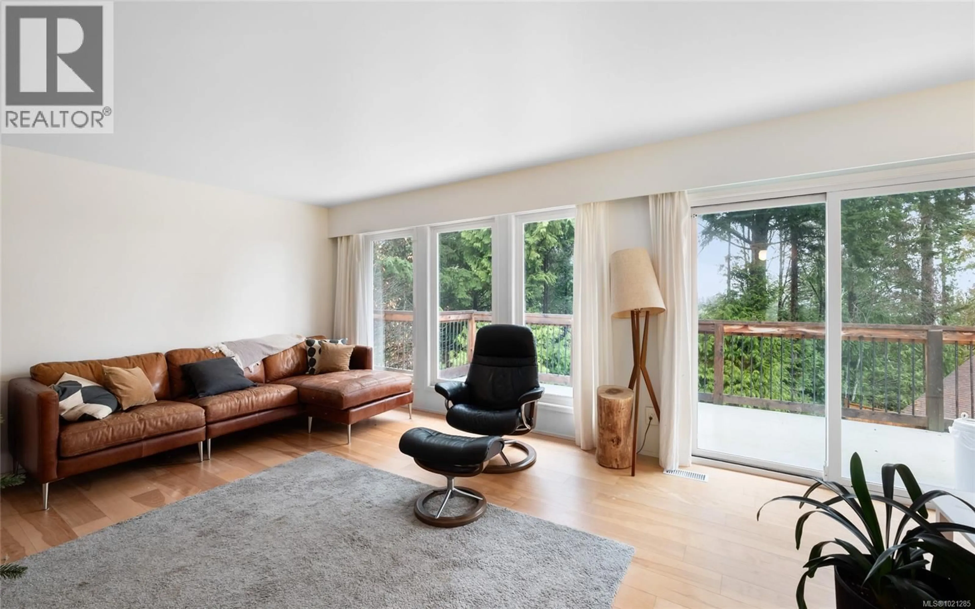 Living room with furniture, unknown for 5087 CATALINA TERRACE, Saanich British Columbia V8Y2A6