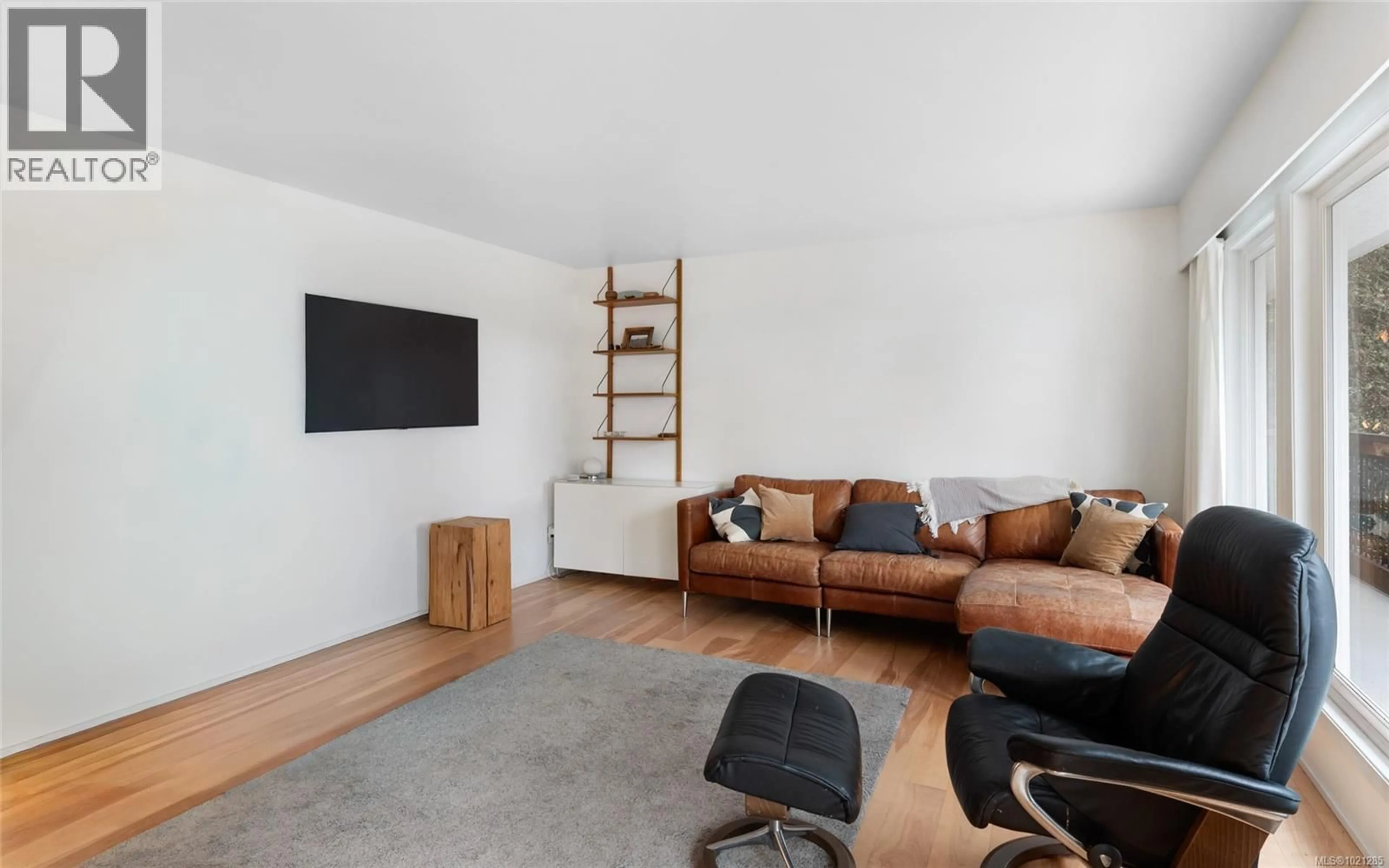 Living room with furniture, wood/laminate floor for 5087 CATALINA TERRACE, Saanich British Columbia V8Y2A6