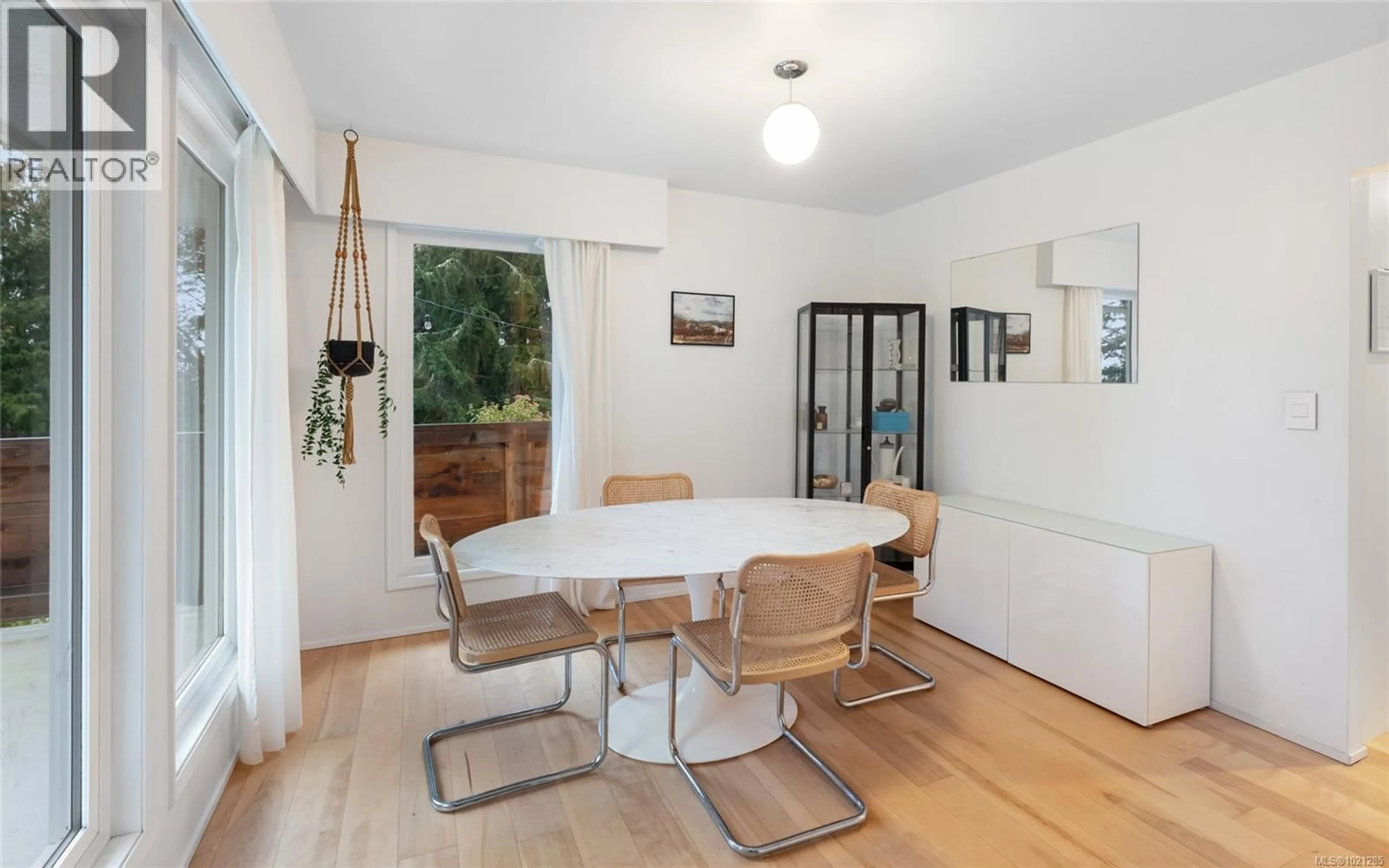 Dining room, wood/laminate floor for 5087 CATALINA TERRACE, Saanich British Columbia V8Y2A6