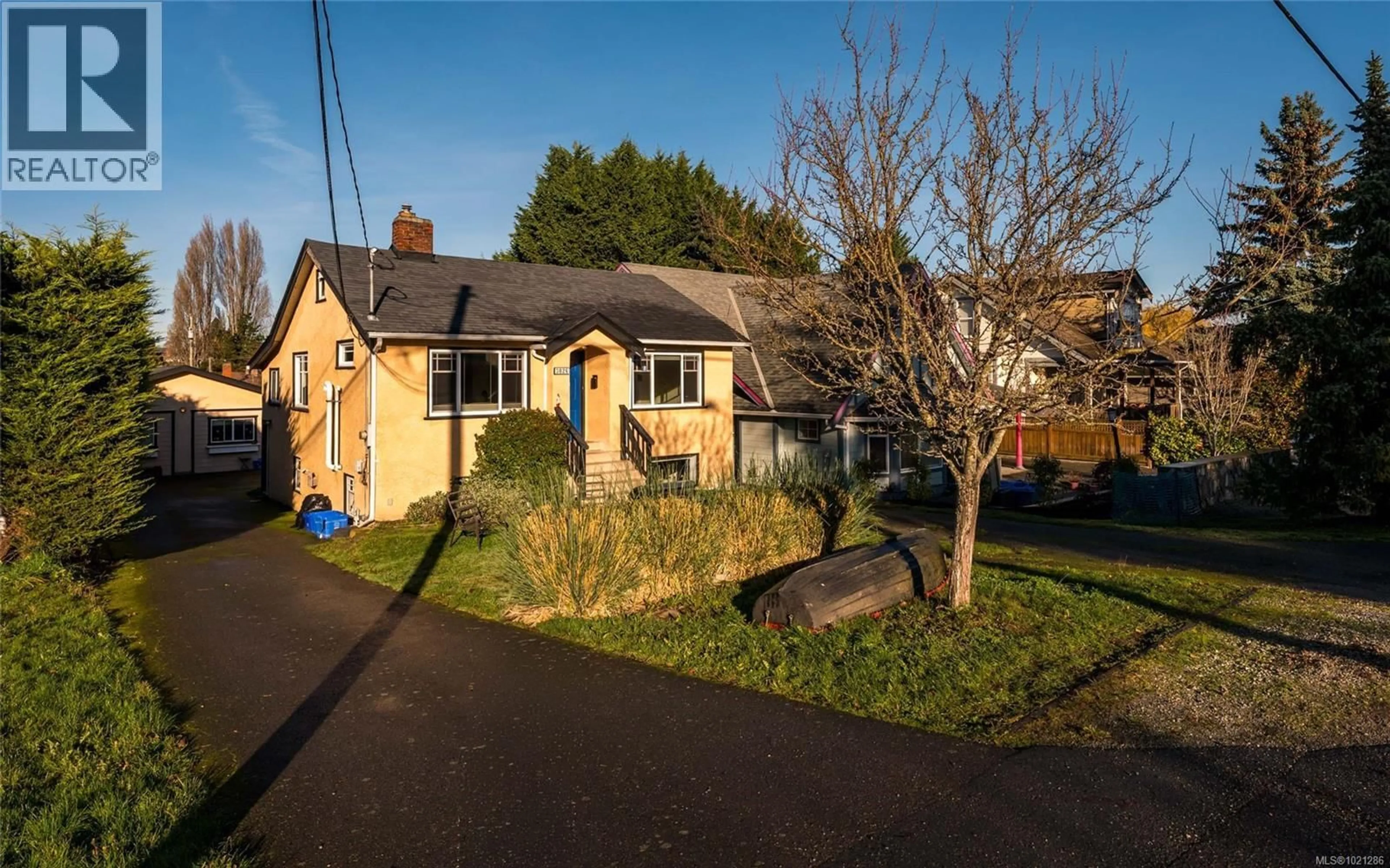 A pic from outside/outdoor area/front of a property/back of a property/a pic from drone, street for 3026 DONALD STREET, Saanich British Columbia V9A1Y2