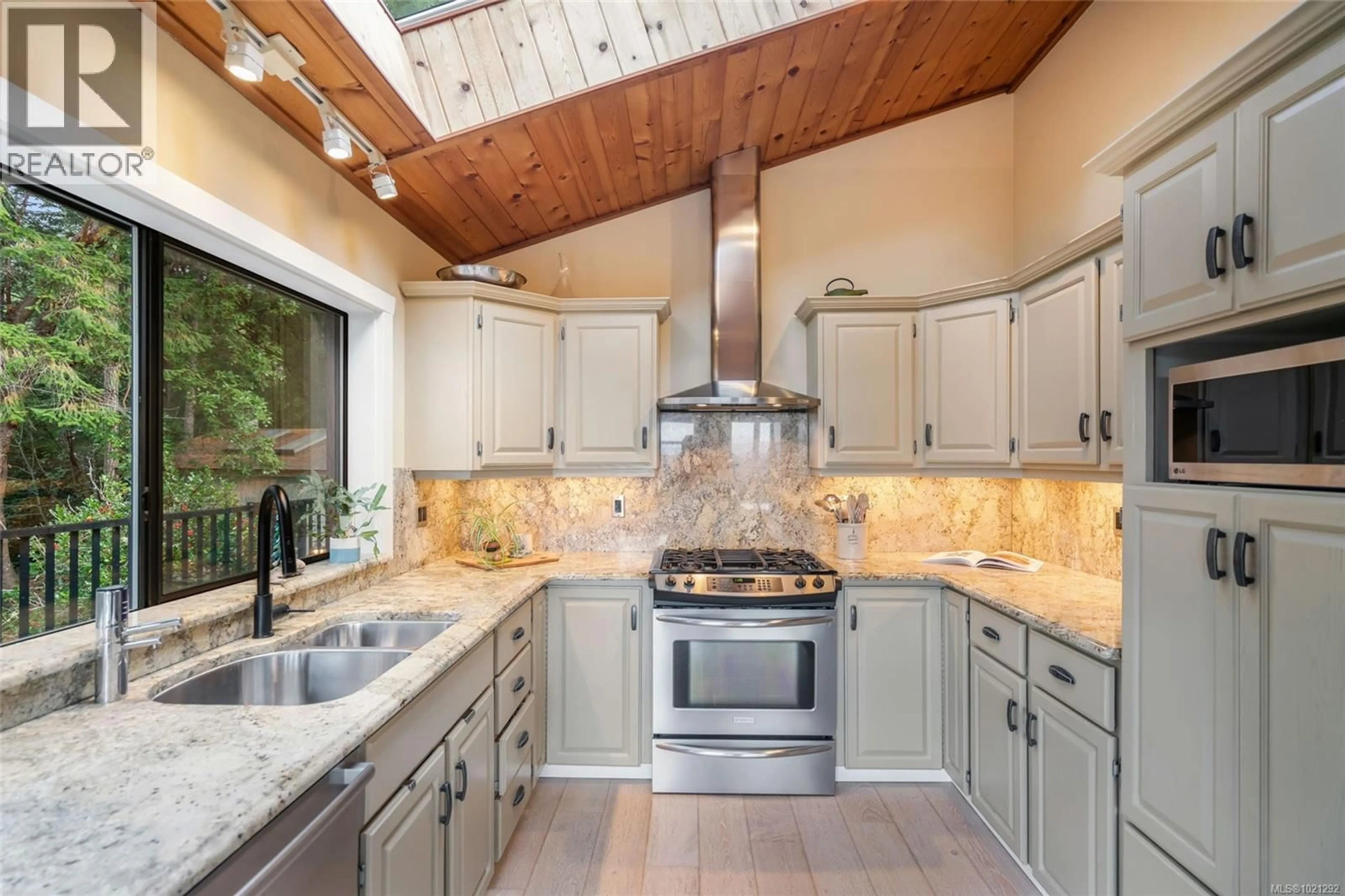 Contemporary kitchen, ceramic/tile floor for 2358 CHAIN WAY, Nanoose Bay British Columbia V9P9G2