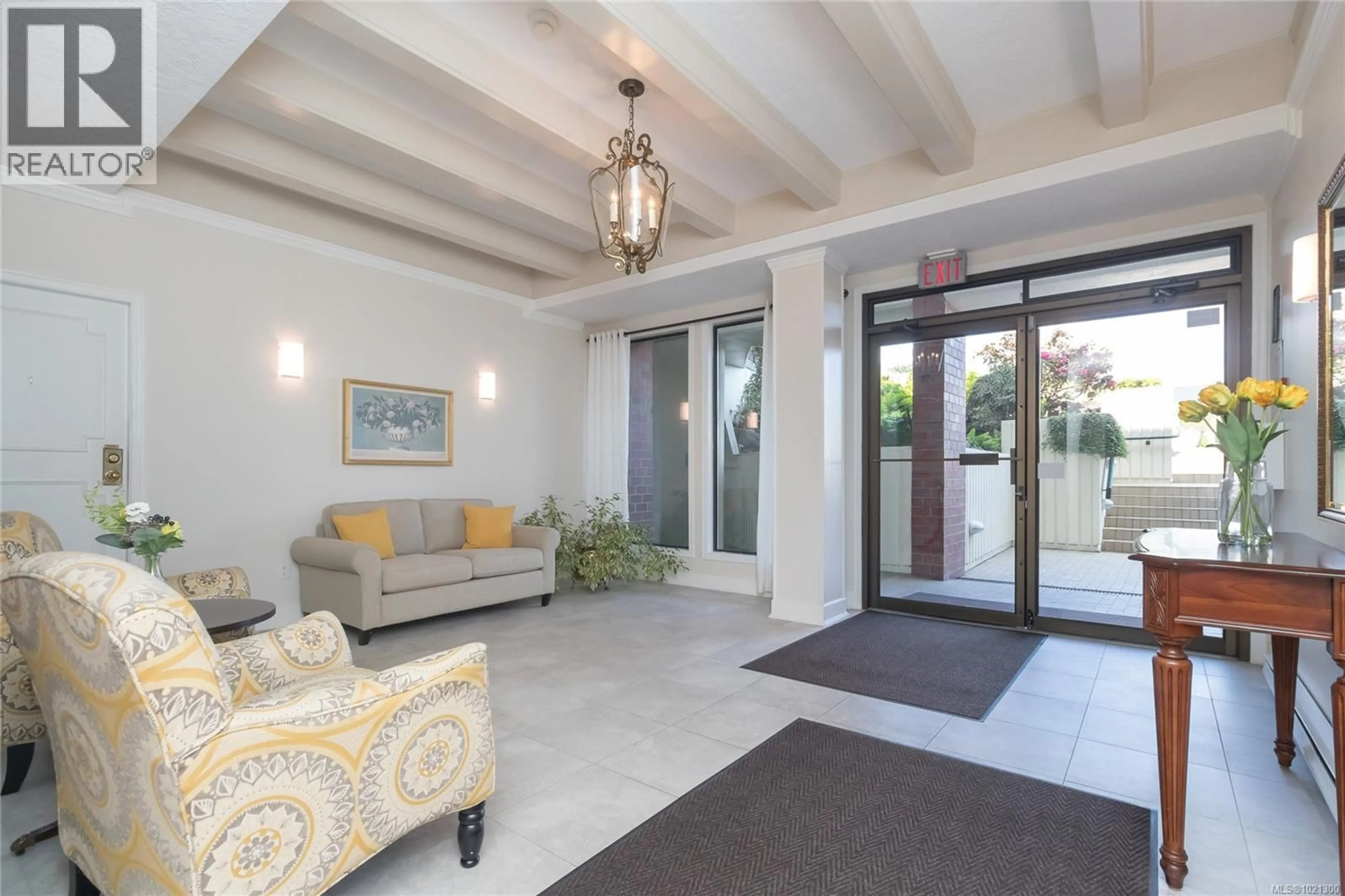 Indoor foyer for 206 - 2119 OAK BAY AVENUE, Oak Bay British Columbia V8R1E8