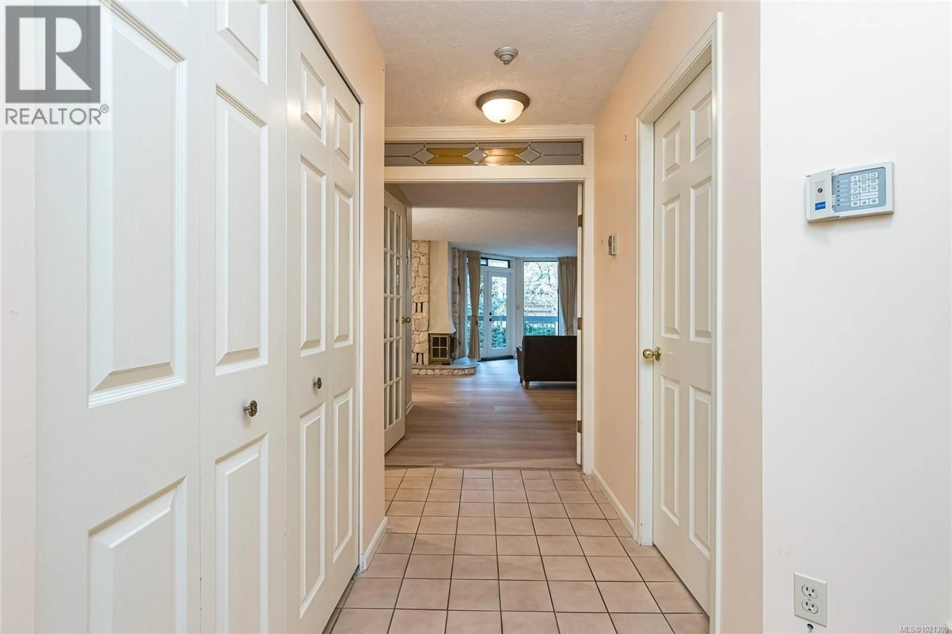 Indoor foyer for 206 - 2119 OAK BAY AVENUE, Oak Bay British Columbia V8R1E8
