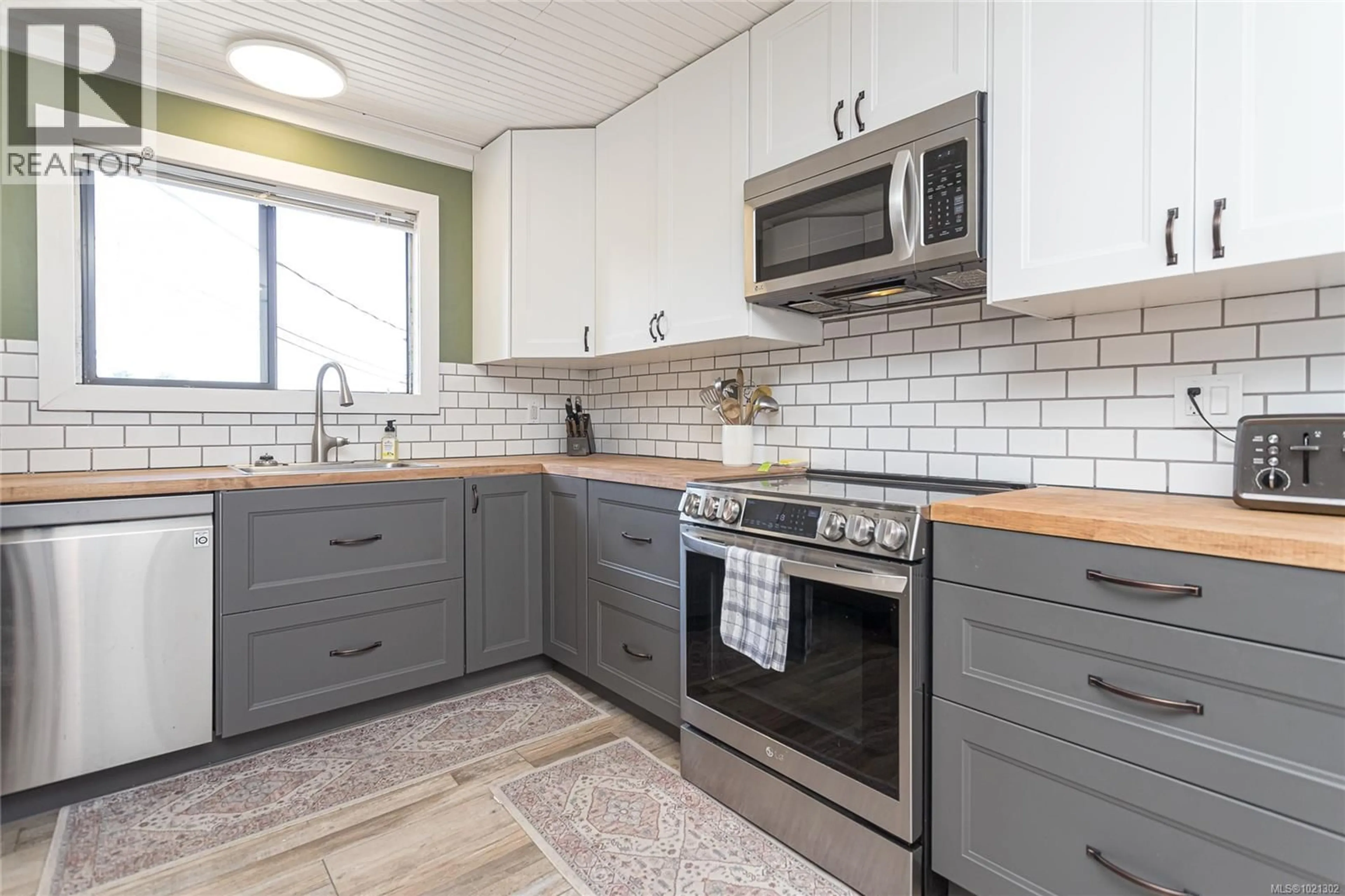 Standard kitchen, ceramic/tile floor for 2462 JEANS WAY, Nanaimo British Columbia V9T3Y9