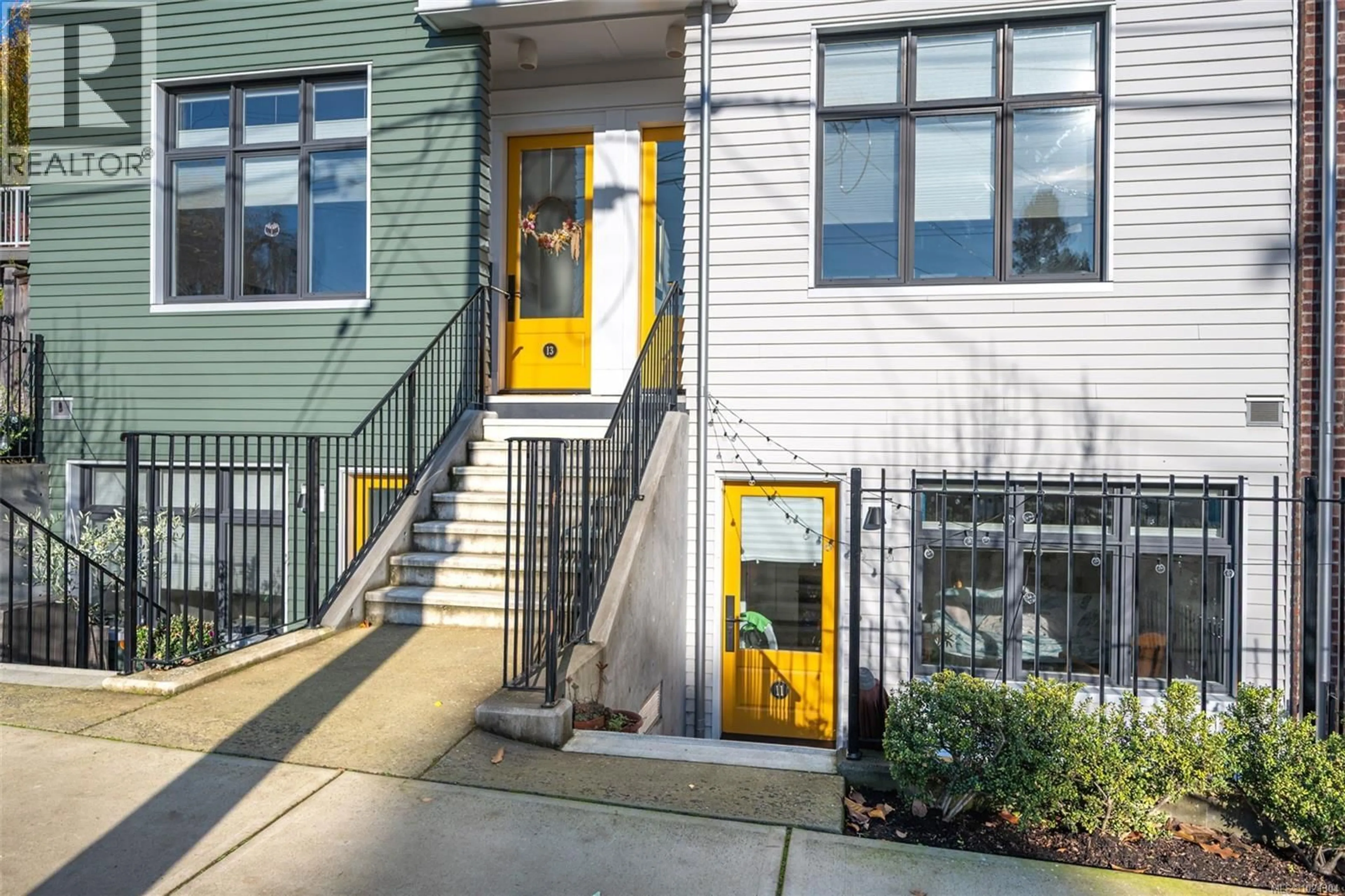 Indoor entryway for 11 - 230 WILSON STREET, Victoria British Columbia V9A7N6