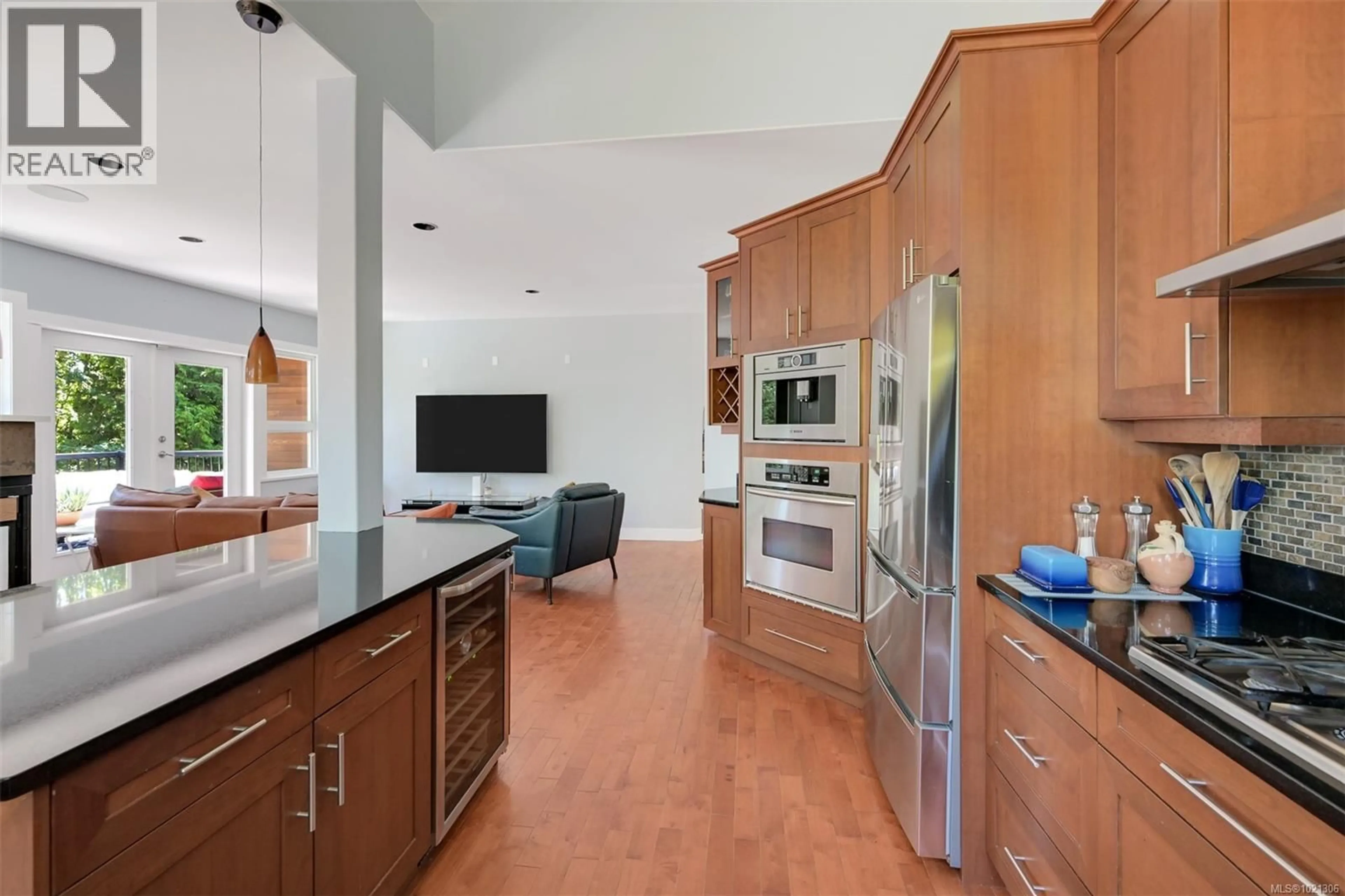 Open concept kitchen, ceramic/tile floor for 6799 JEDORA DRIVE, Central Saanich British Columbia V8M1A6