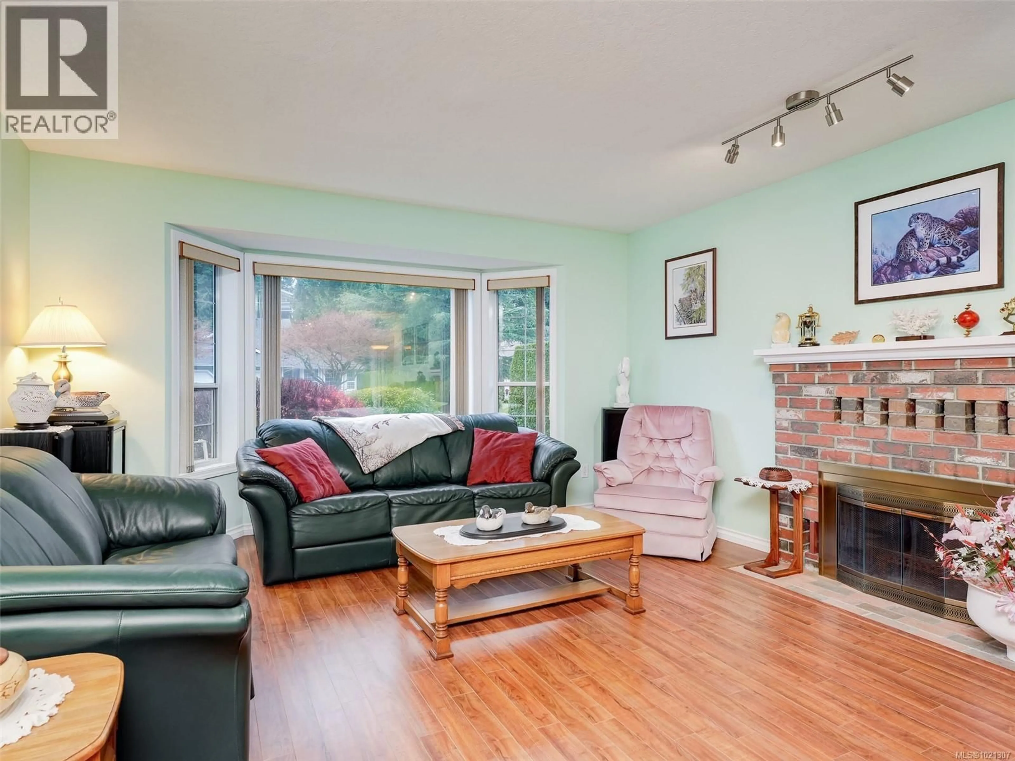 Living room with furniture, wood/laminate floor for 8618 KINGCOME CRESCENT, North Saanich British Columbia V8L5C8