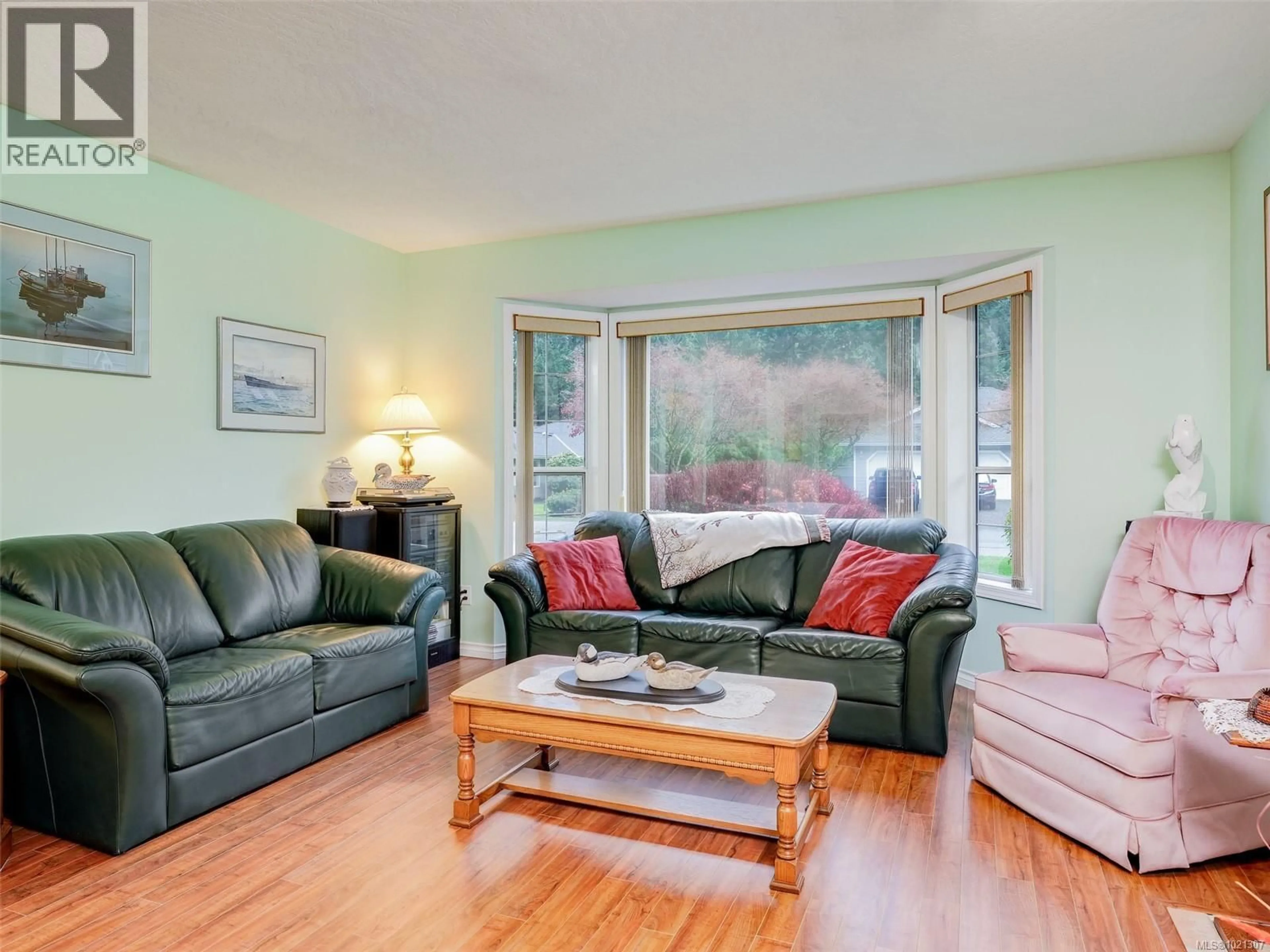 Living room with furniture, wood/laminate floor for 8618 KINGCOME CRESCENT, North Saanich British Columbia V8L5C8