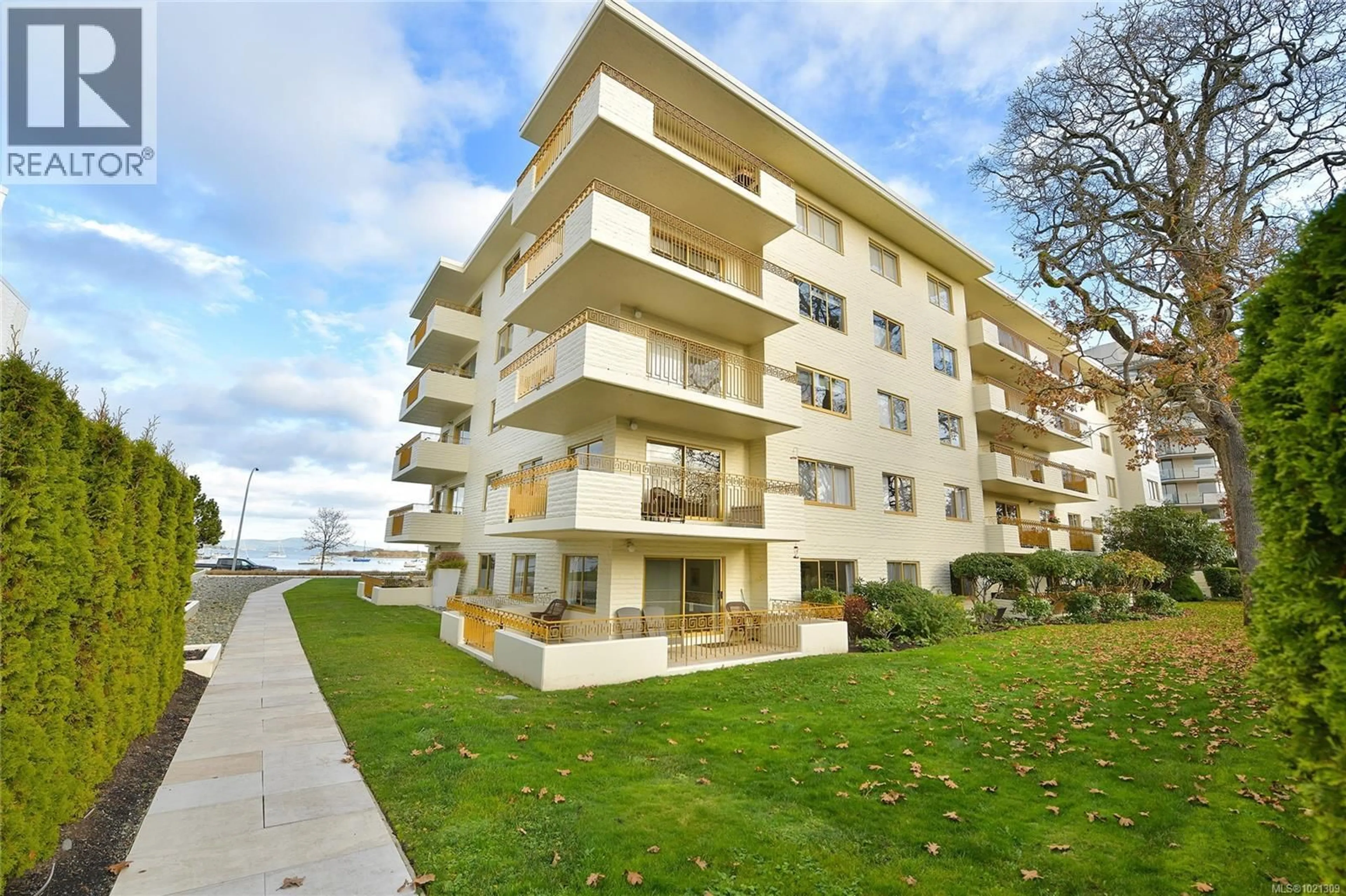 Patio, building for 507 - 1440 BEACH DRIVE, Oak Bay British Columbia V8S2N8