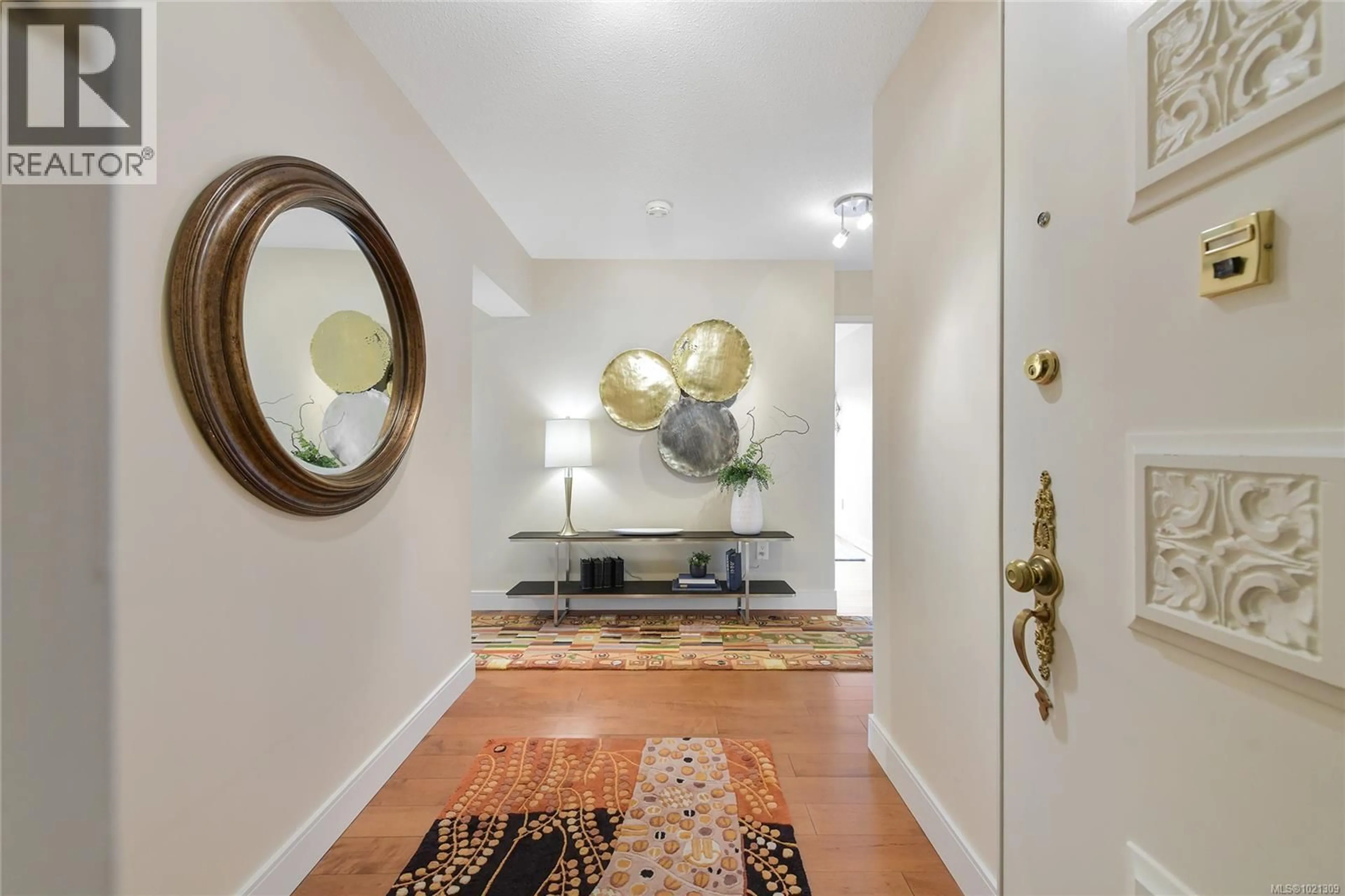 Indoor foyer for 507 - 1440 BEACH DRIVE, Oak Bay British Columbia V8S2N8