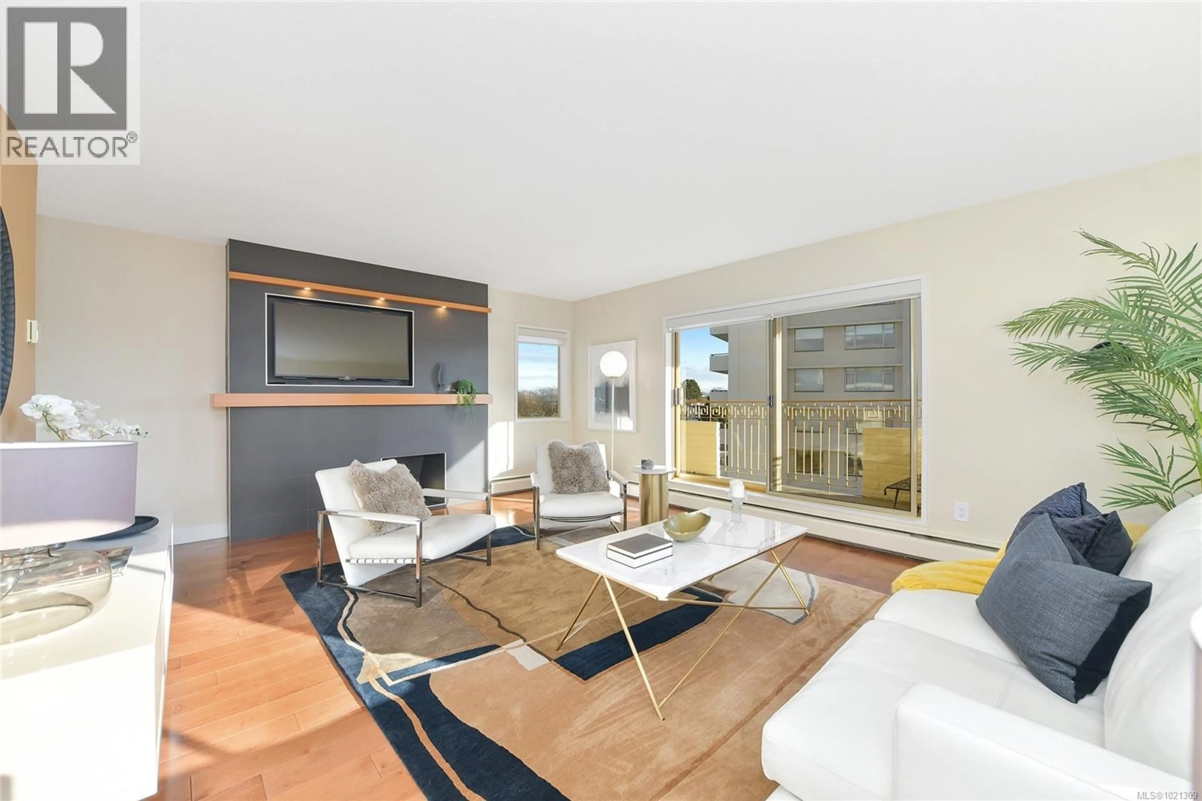 Living room with furniture, unknown for 507 - 1440 BEACH DRIVE, Oak Bay British Columbia V8S2N8