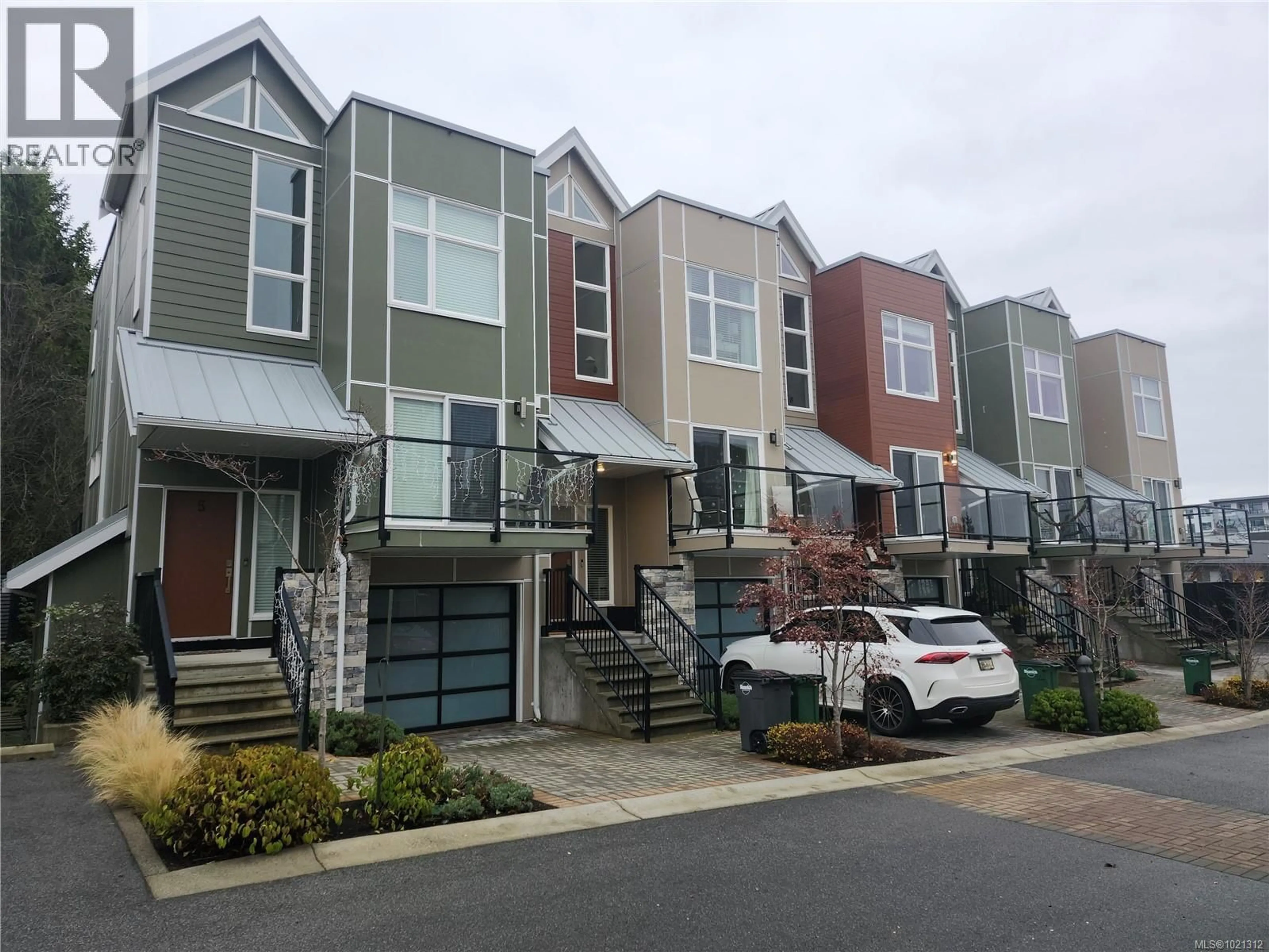 Home with vinyl exterior material, street for 7 - 4355 VIEWMONT AVENUE, Saanich British Columbia V8Z5K8