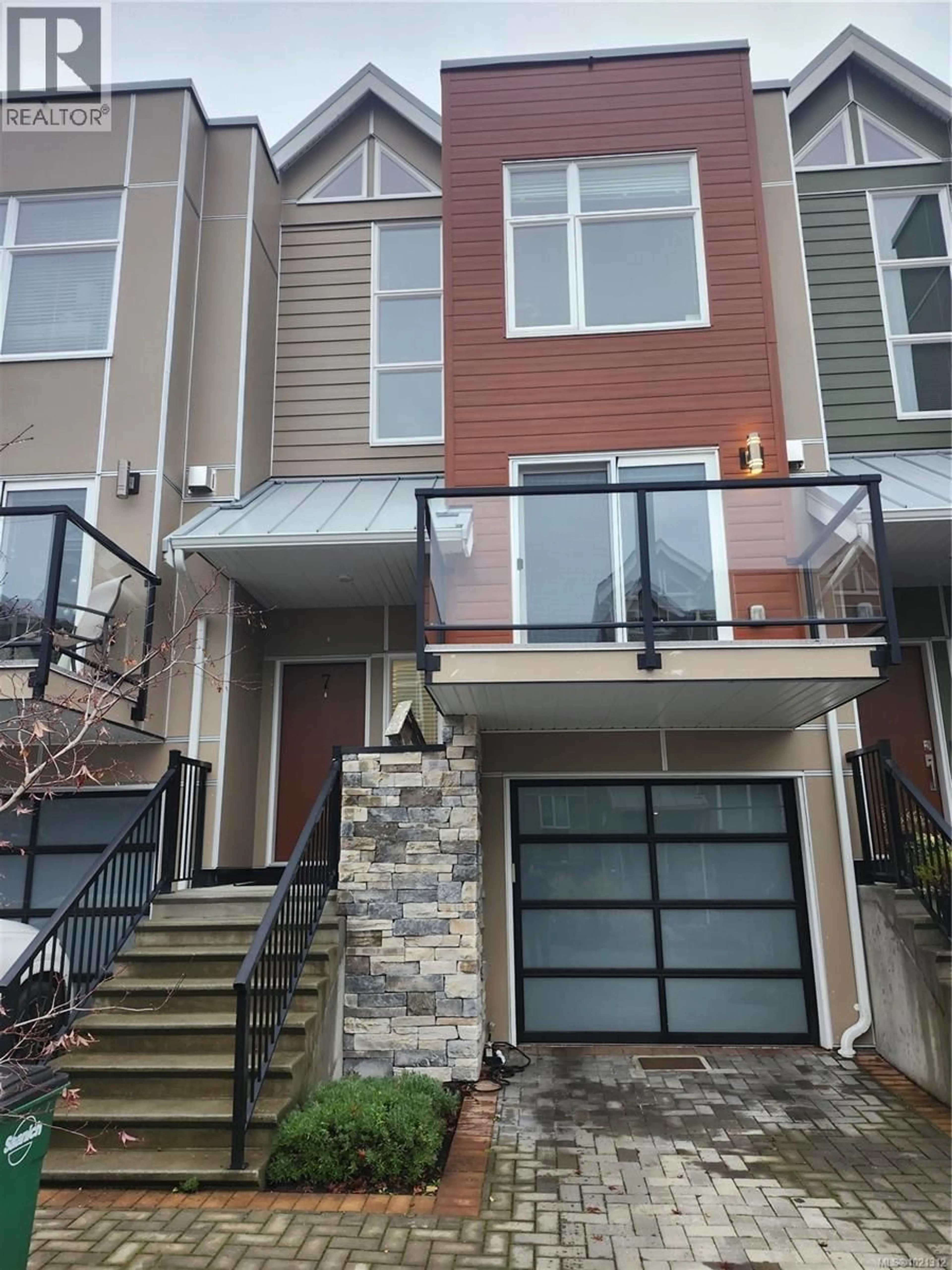 Home with vinyl exterior material, street for 7 - 4355 VIEWMONT AVENUE, Saanich British Columbia V8Z5K8