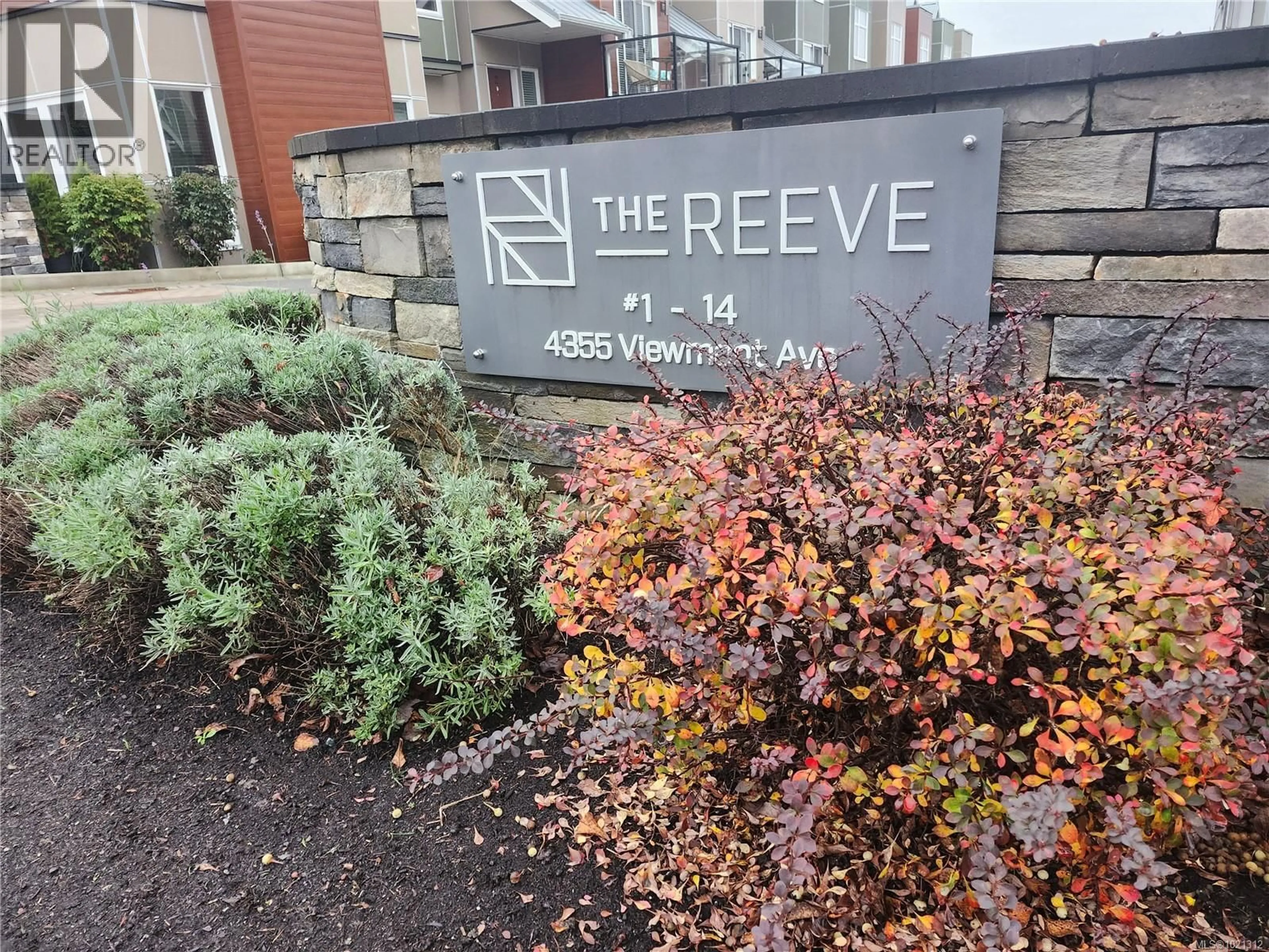 Indoor foyer for 7 - 4355 VIEWMONT AVENUE, Saanich British Columbia V8Z5K8